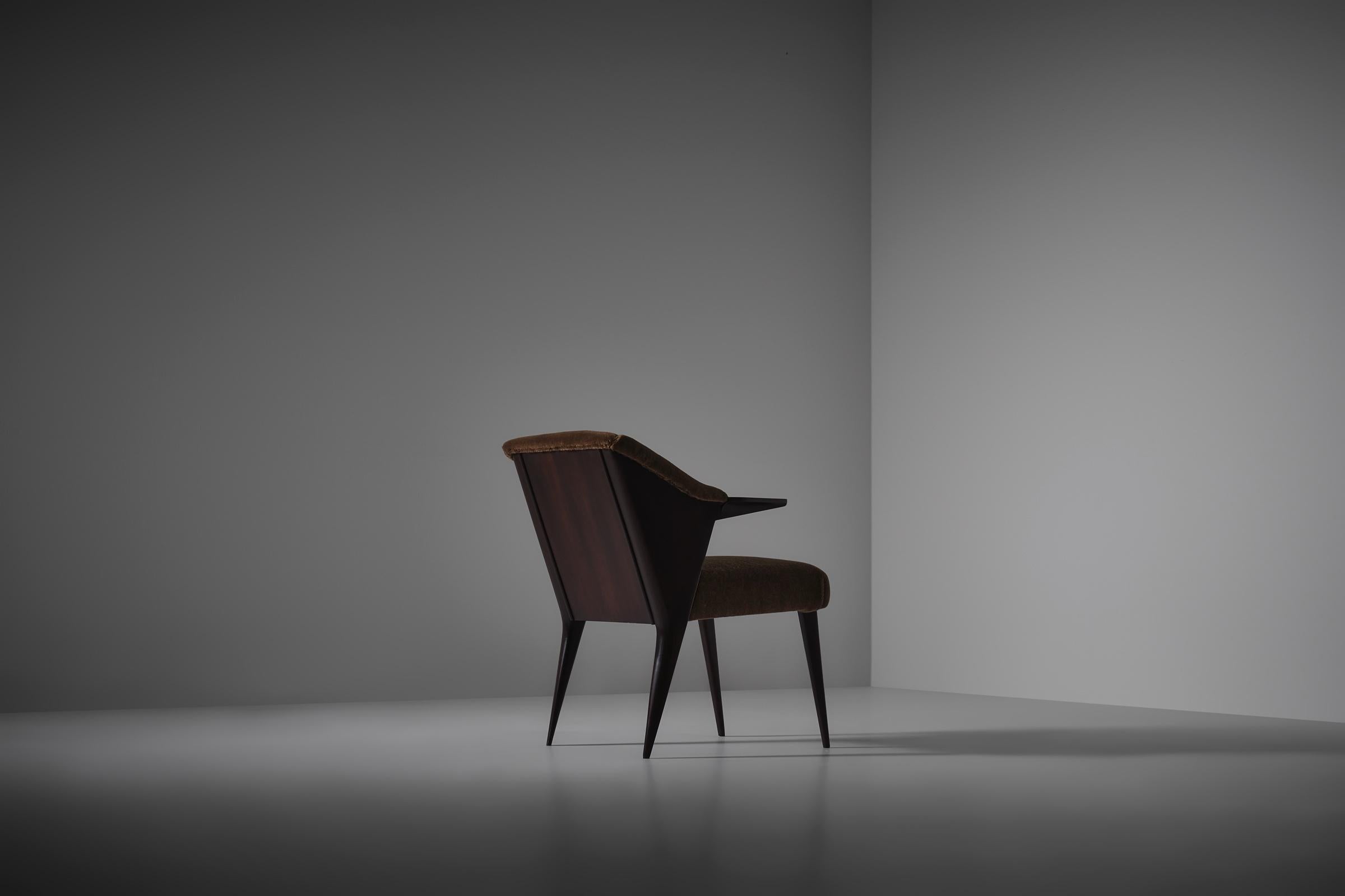 Refined Italian side chair in walnut and mohair, 1940s For Sale 2