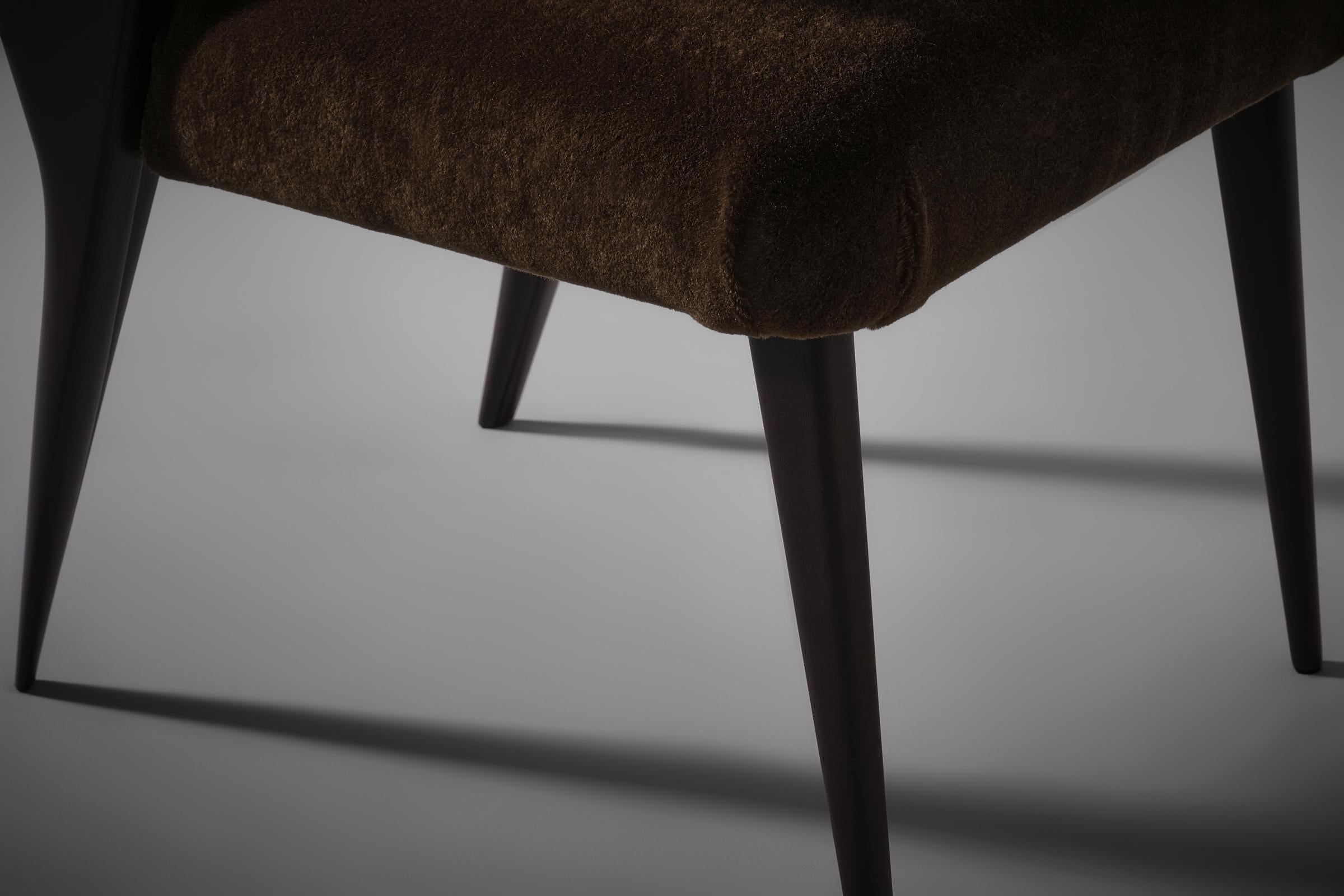 Refined Italian side chair in walnut and mohair, 1940s For Sale 3