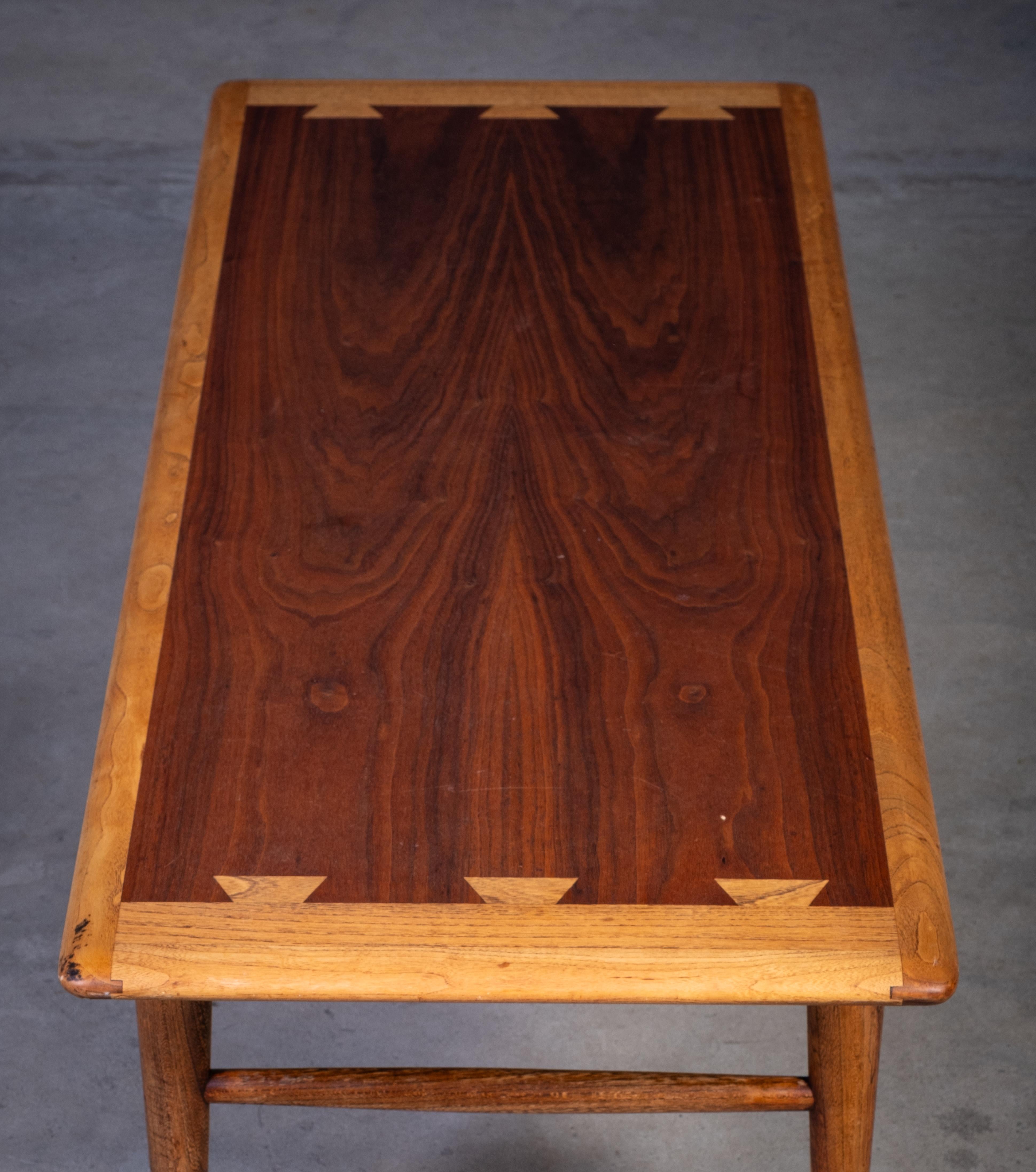 Walnut and Oak Coffee Table by Andre Bus for Lane Acclaim, 1960s In Good Condition For Sale In Nørre Aaby, DK