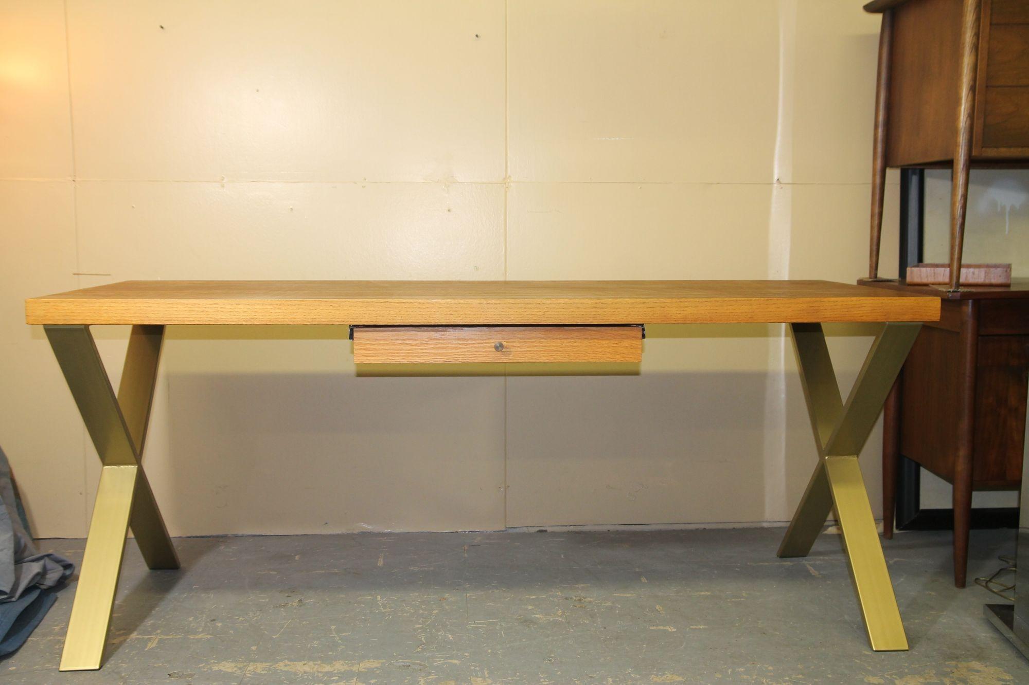 Nous avons le plaisir de vous proposer ce superbe bureau en noyer et chêne avec un seul tiroir. Ce superbe bureau repose sur une paire de pieds en forme de X en laiton et en or. C'est encore plus impressionnant en personne.