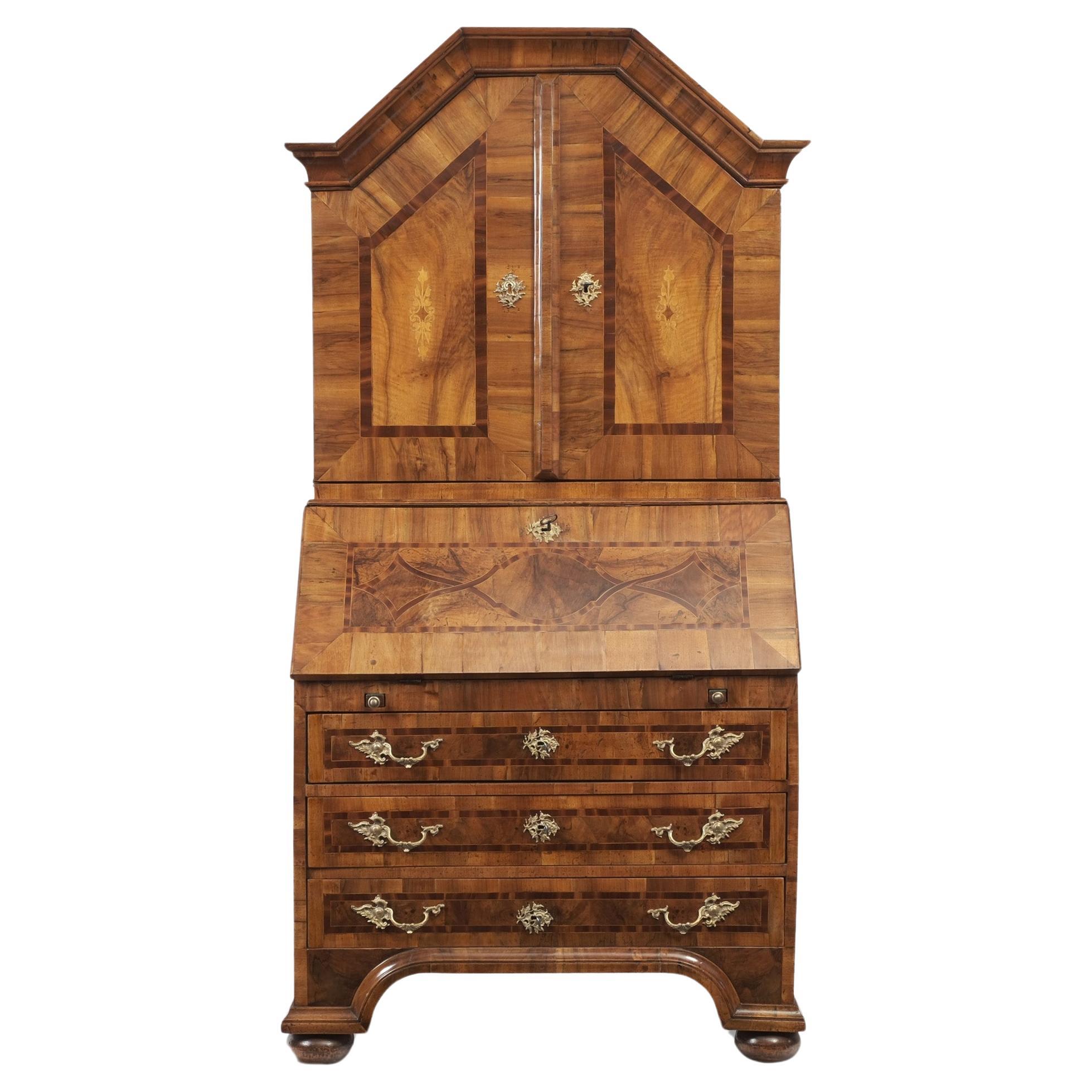 Secrétaire à deux corps baroque en noyer et prune vers 1760