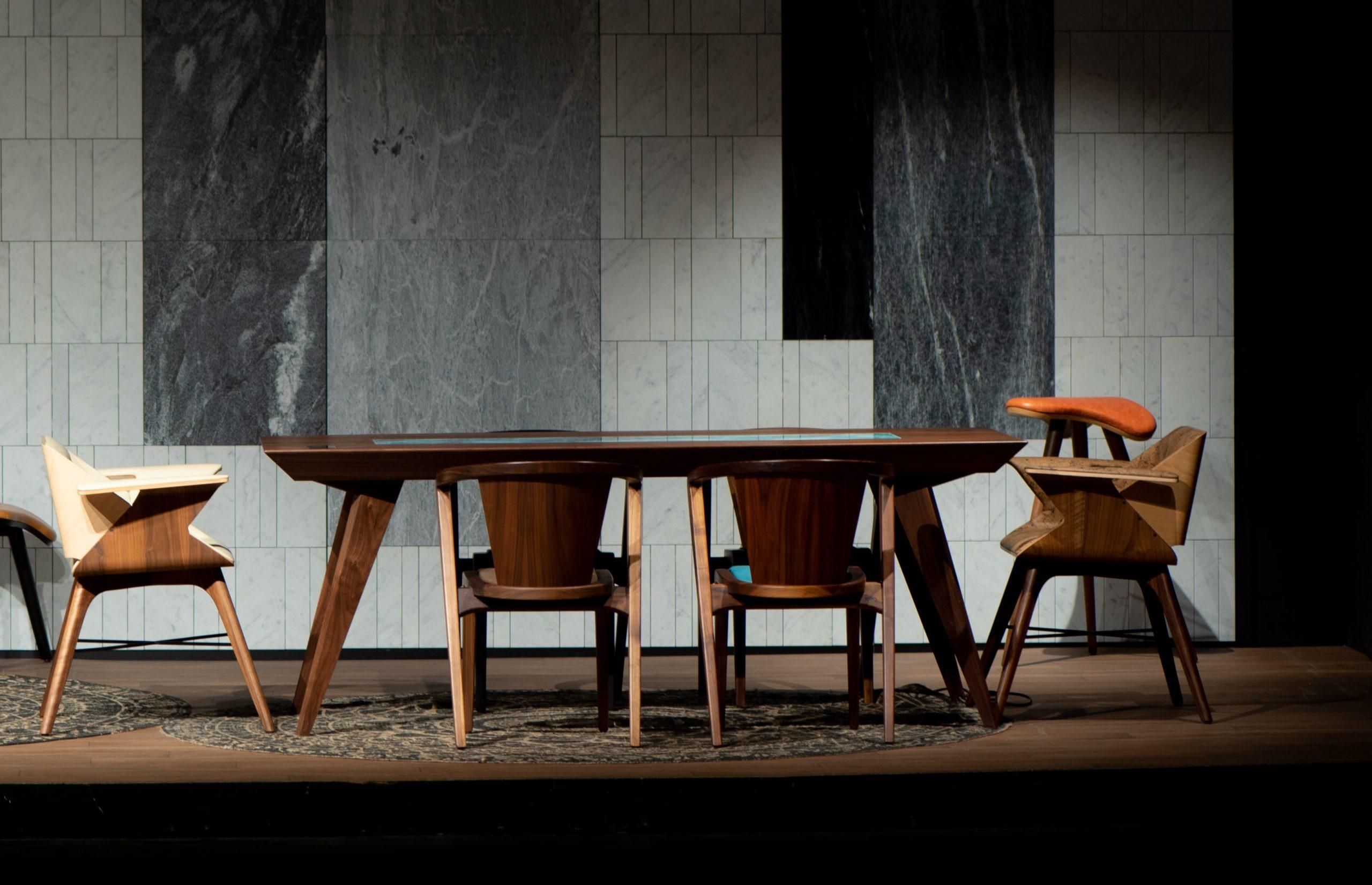 Portugais Table de salle à manger minimaliste en noyer et acier 160  en vente