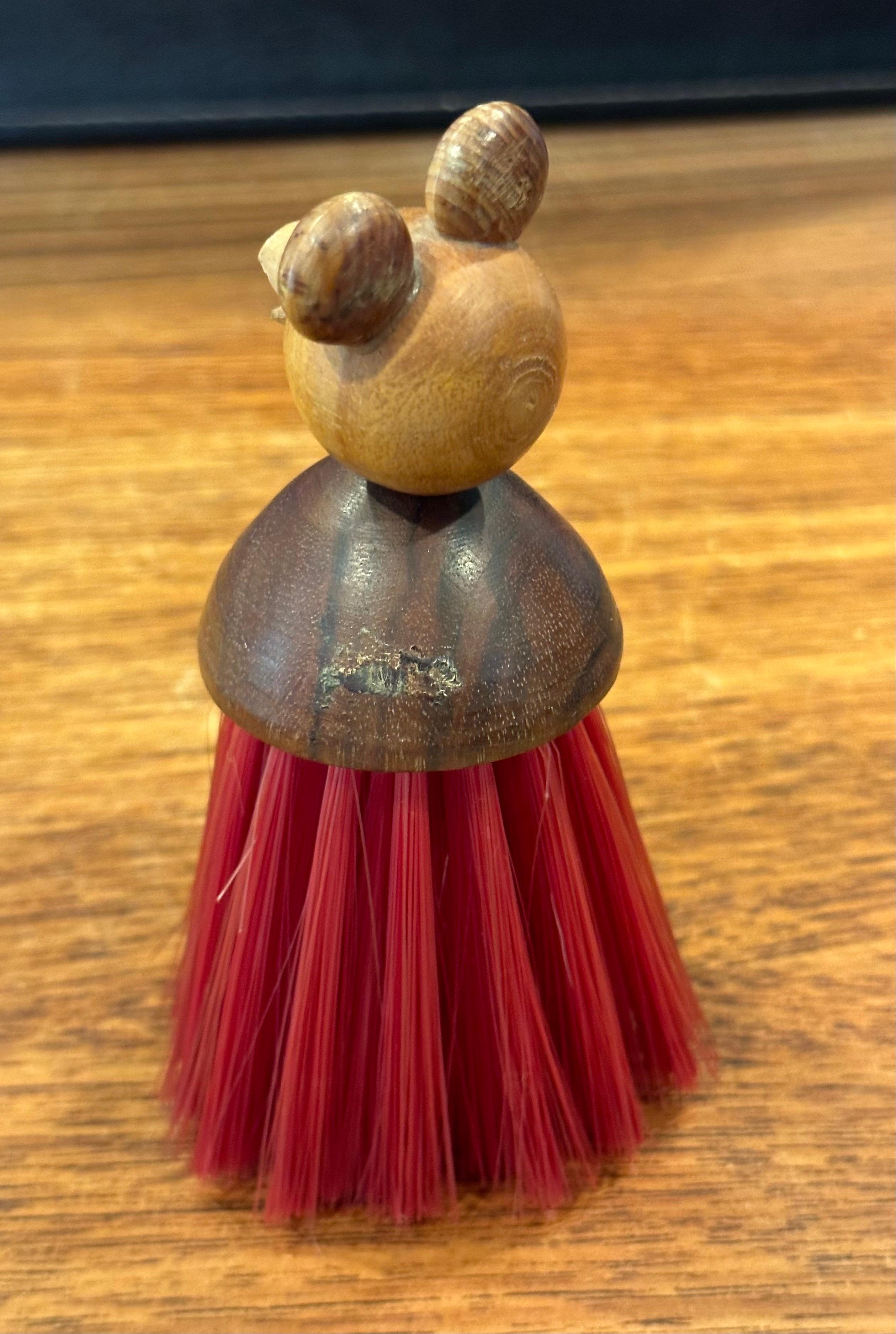 Walnut and Teak Bear Clothes Brush by Acca Kappa of Italy In Good Condition For Sale In San Diego, CA