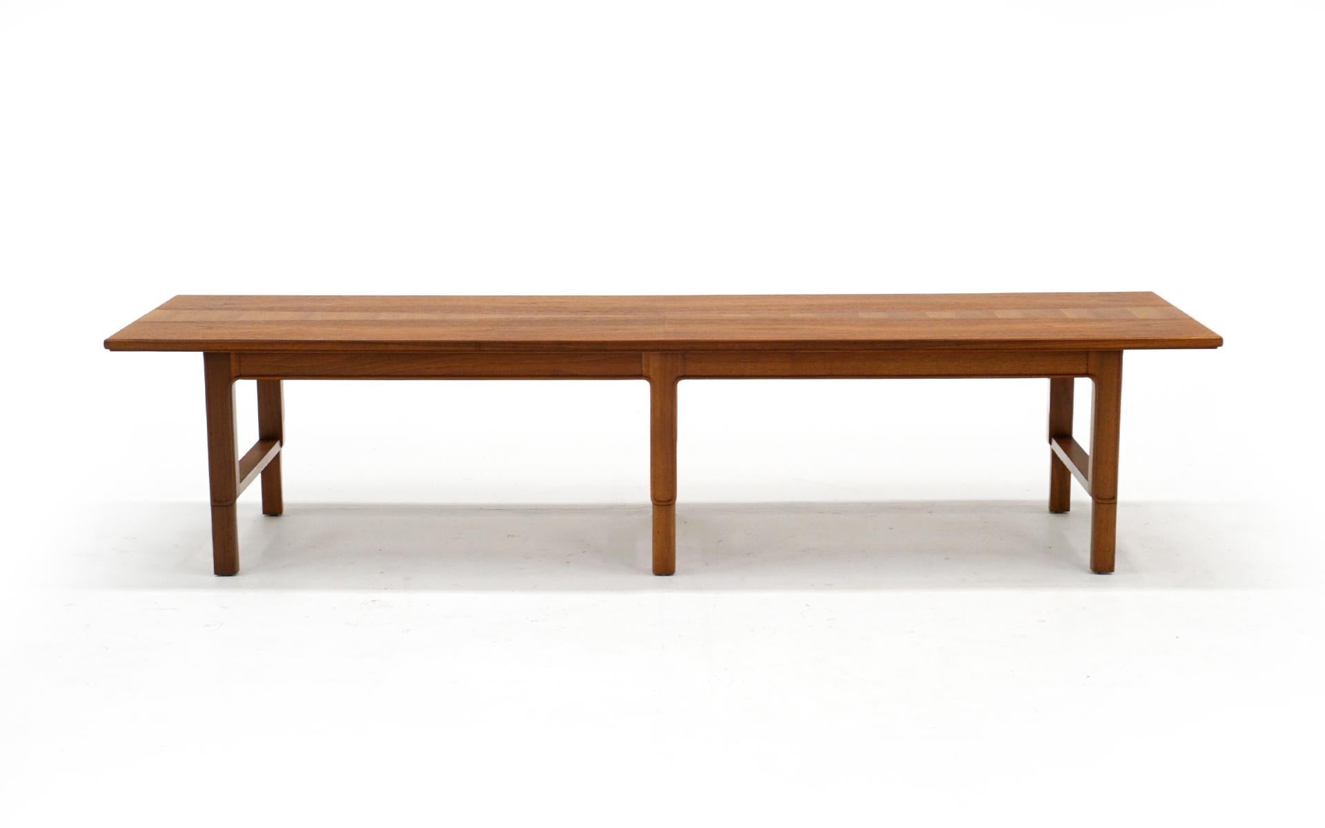 Table basse ou banc en noyer et teck conçu par Edward Wormley, produit par Dunbar. Rénové par des experts. Le plateau en noyer est incrusté d'un motif en placage de teck (voir photos). Nous disposons également de la facture d'achat originale.