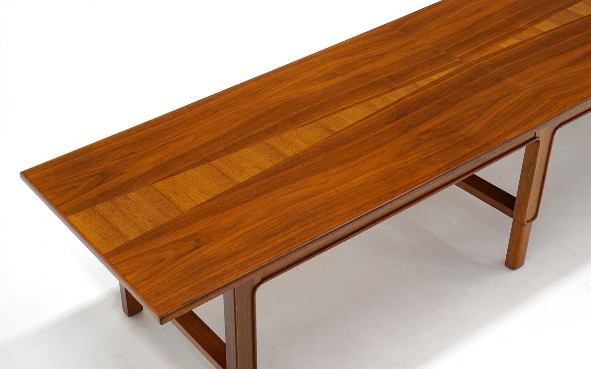 Mid-Century Modern Table basse ou banc en noyer et teck par Edward Wormley pour Dunbar en vente