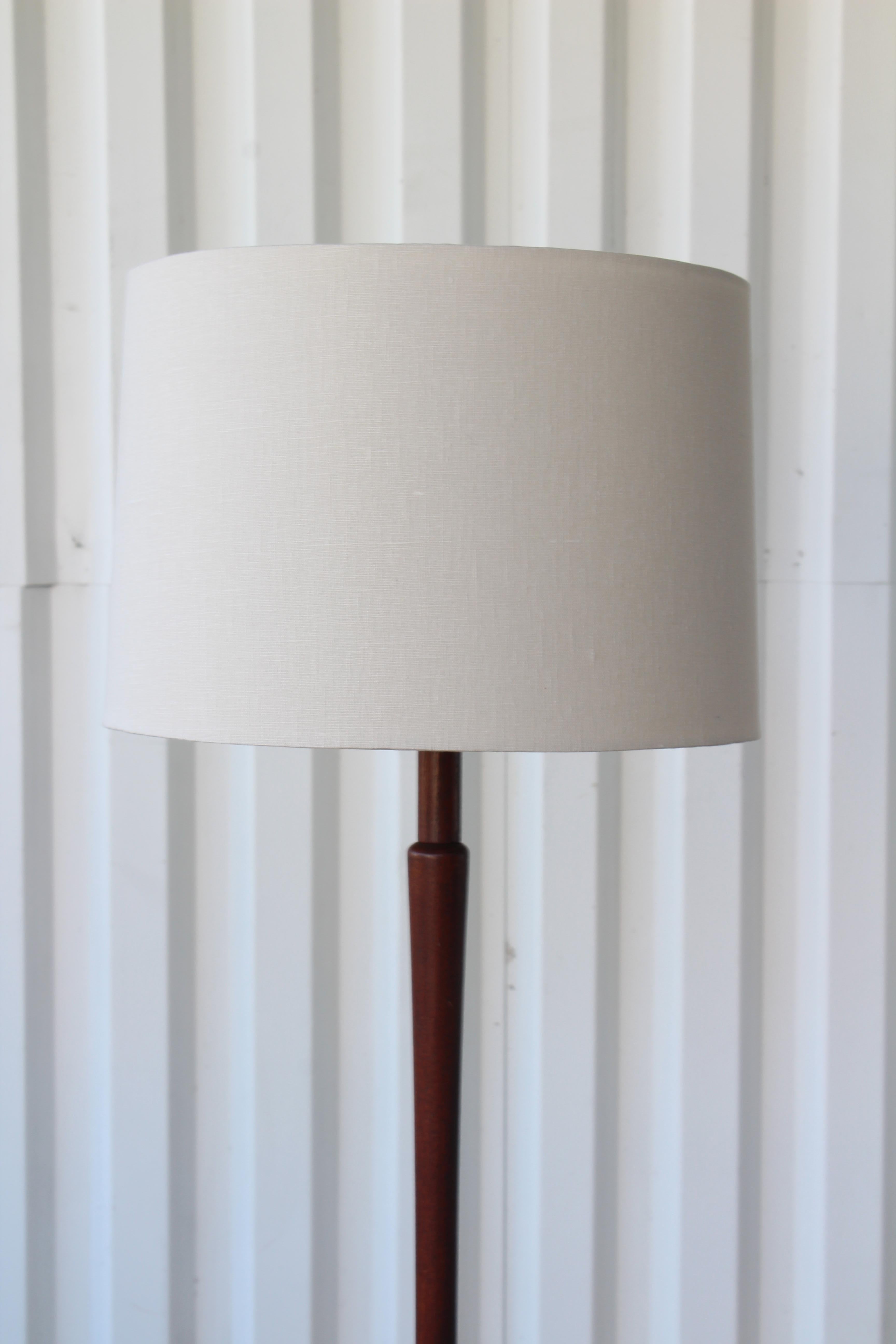 Walnut and Tile Floor Lamp by Jane and Gordon Martz, USA, 1960s In Good Condition In Los Angeles, CA