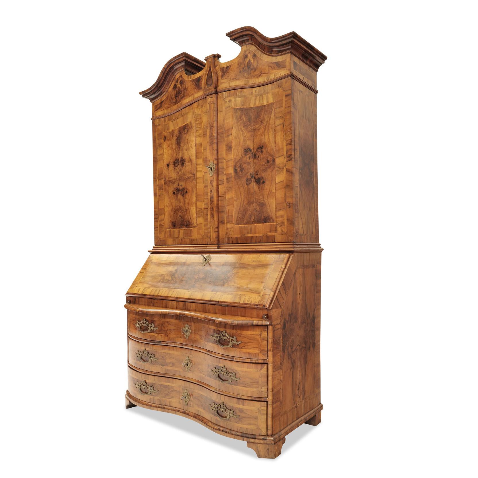 Secretaria de dos cuerpos

Barroco, Sajonia c. 1740, chapado de nogal y nogal burl, tapa inclinada, parte superior de 2 puertas con frontón de muelles y hermosa división interior, cómoda de 3 niveles y doble arco, 2 piezas, estado restaurado, pulido