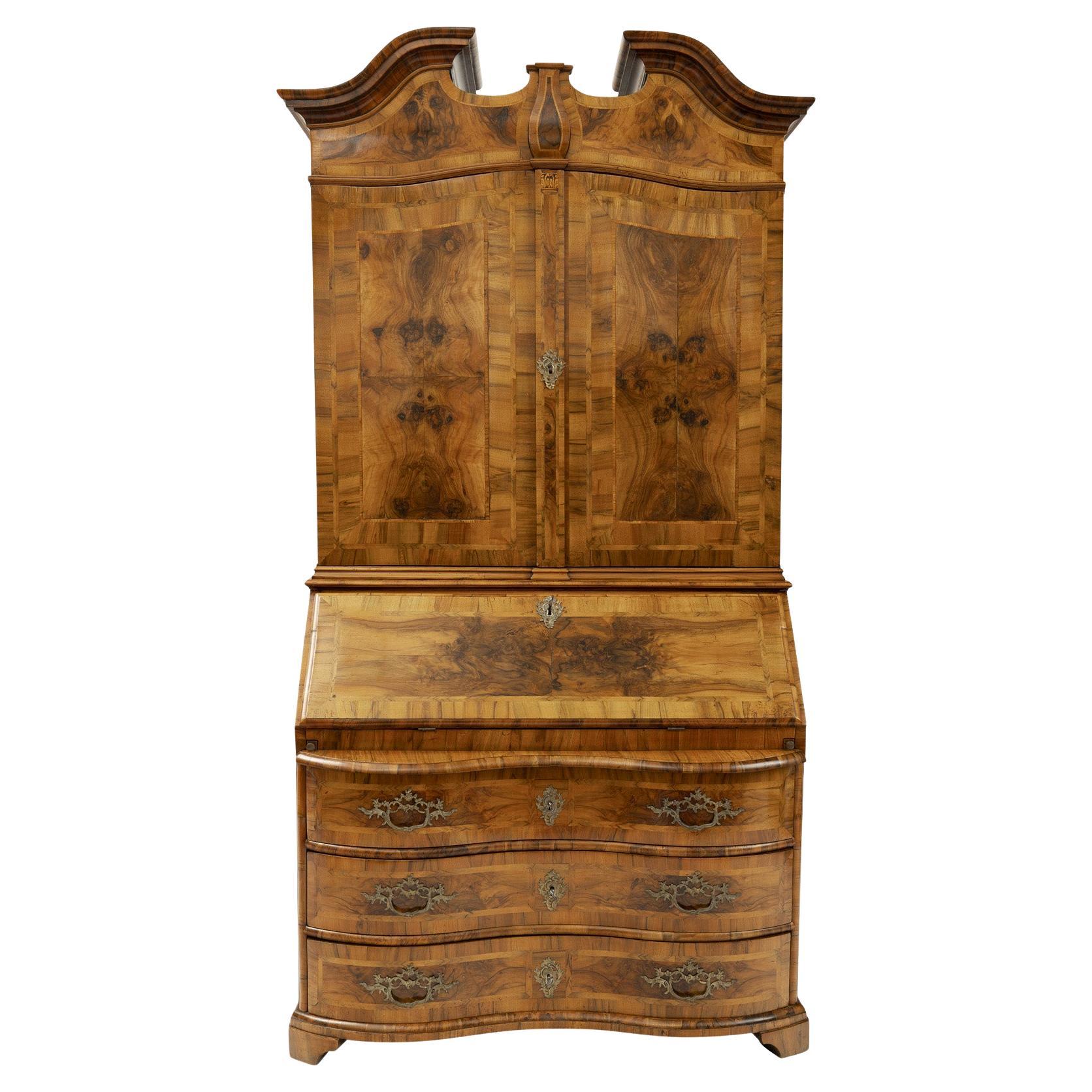 Secrétaire à deux corps baroque en noyer et ronce de noyer Saxe vers 1760