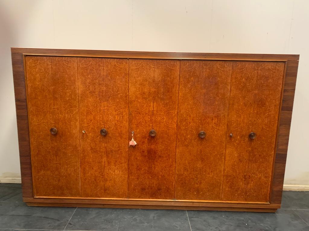 Wardrobe of excellent cabinetry in the style of Paolo Buffa, 1930s-40s. Walnut body with 