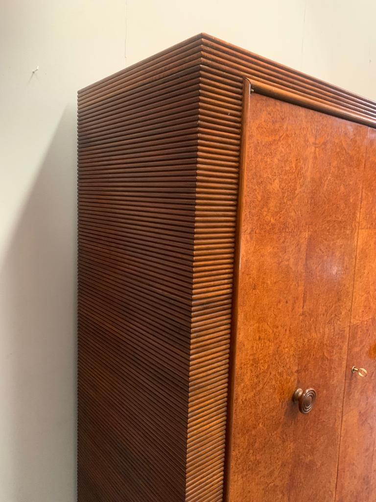 Walnut and walnut-root wardrobe in the style of Paolo Buffa, 1930s In Good Condition In Montelabbate, PU