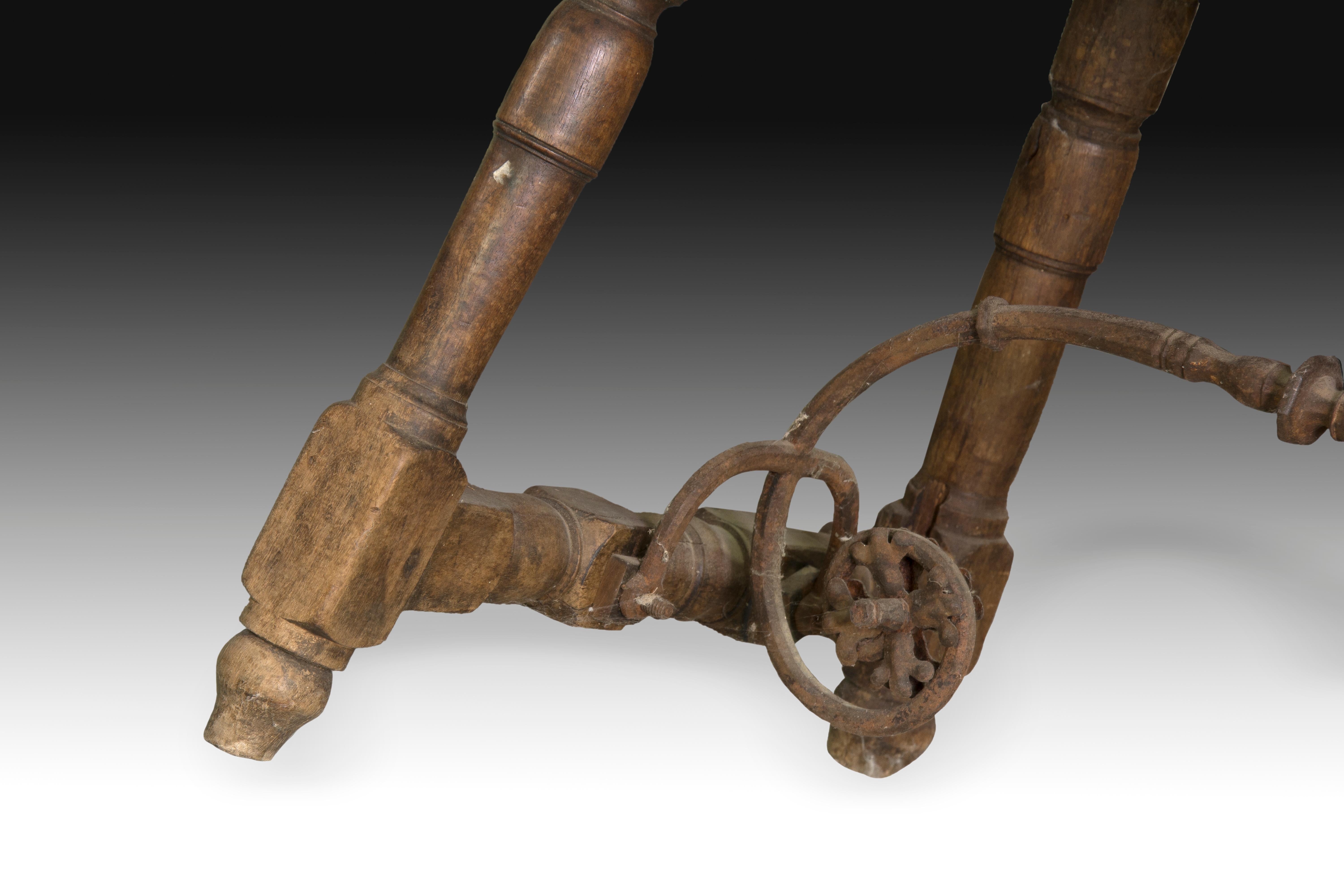 Walnut and Wrought Iron Bench, 17th Century In Distressed Condition In Madrid, ES