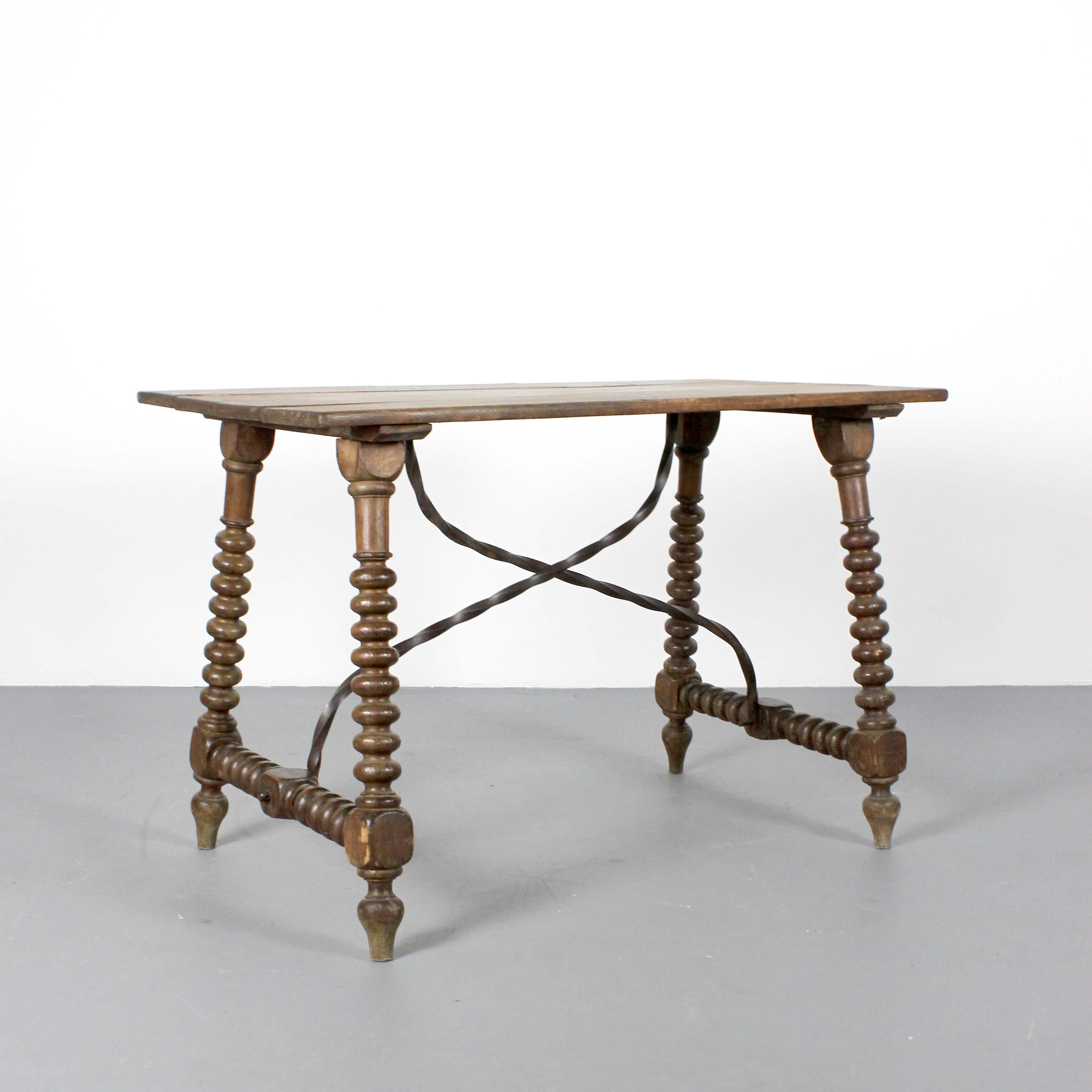 Mesa de nogal y hierro forjado para fiadores - Siglo XVIII - España

Dimensiones: 68 x 150 x 58 cm