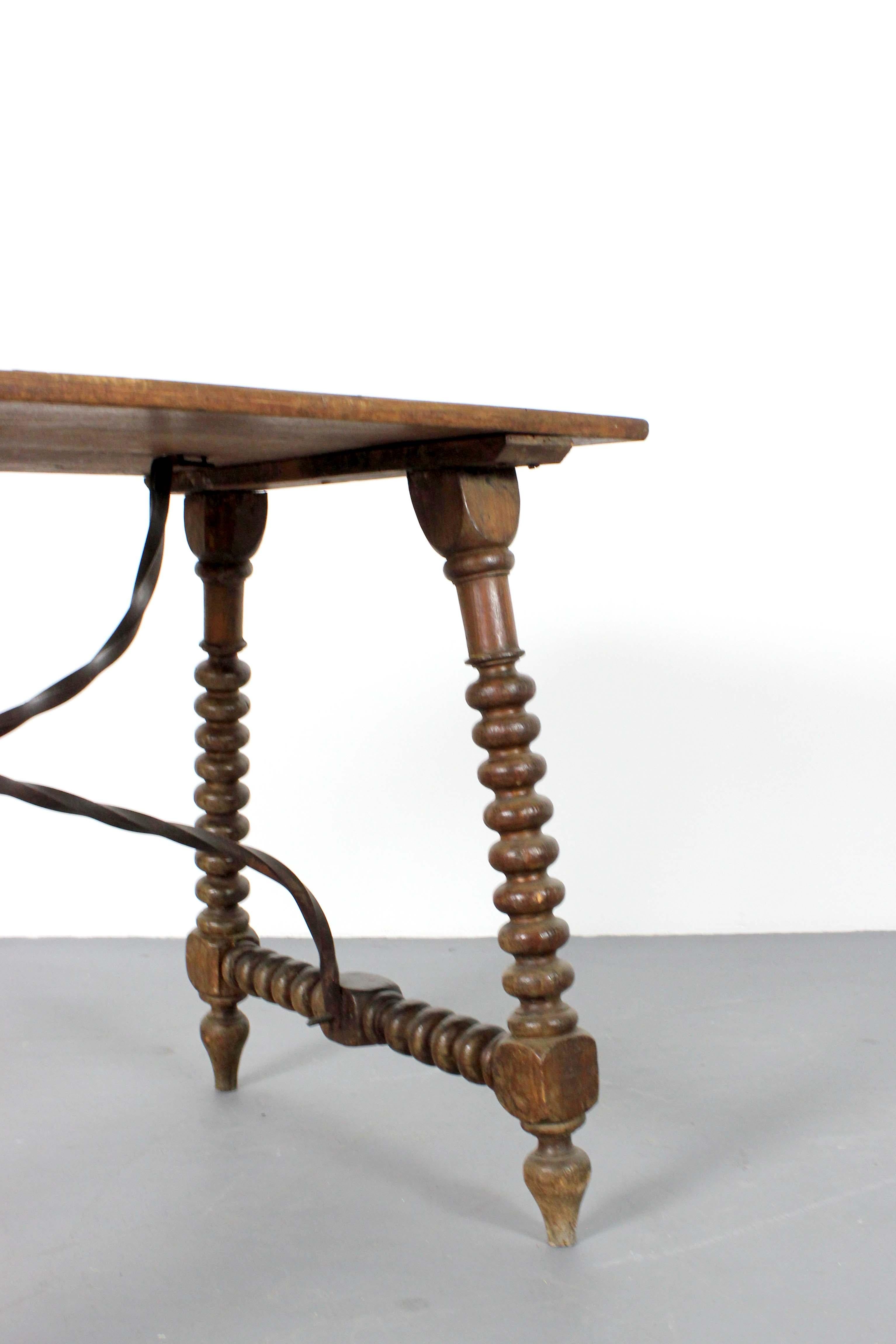 Mesa de nogal y hierro forjado para fiadores - Siglo XVIII - España Español en venta