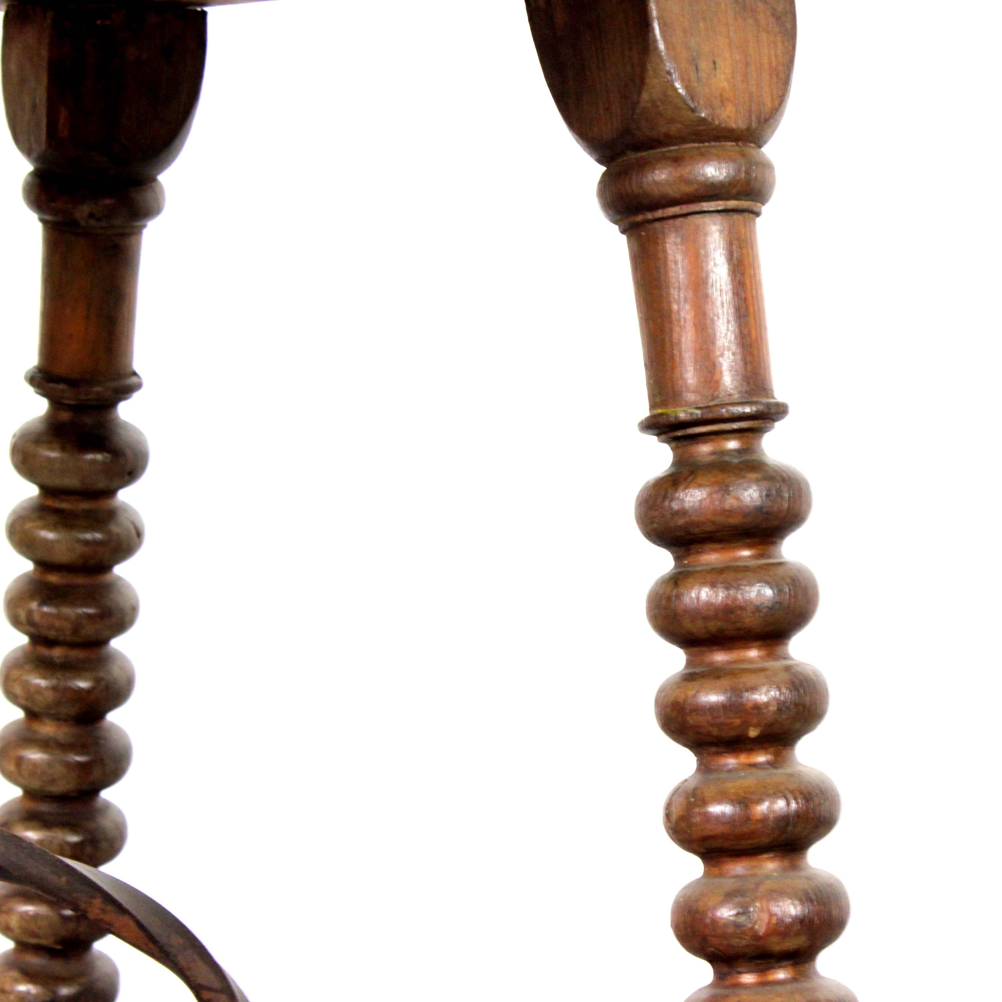 Mesa de nogal y hierro forjado para fiadores - Siglo XVIII - España siglo XVIII en venta