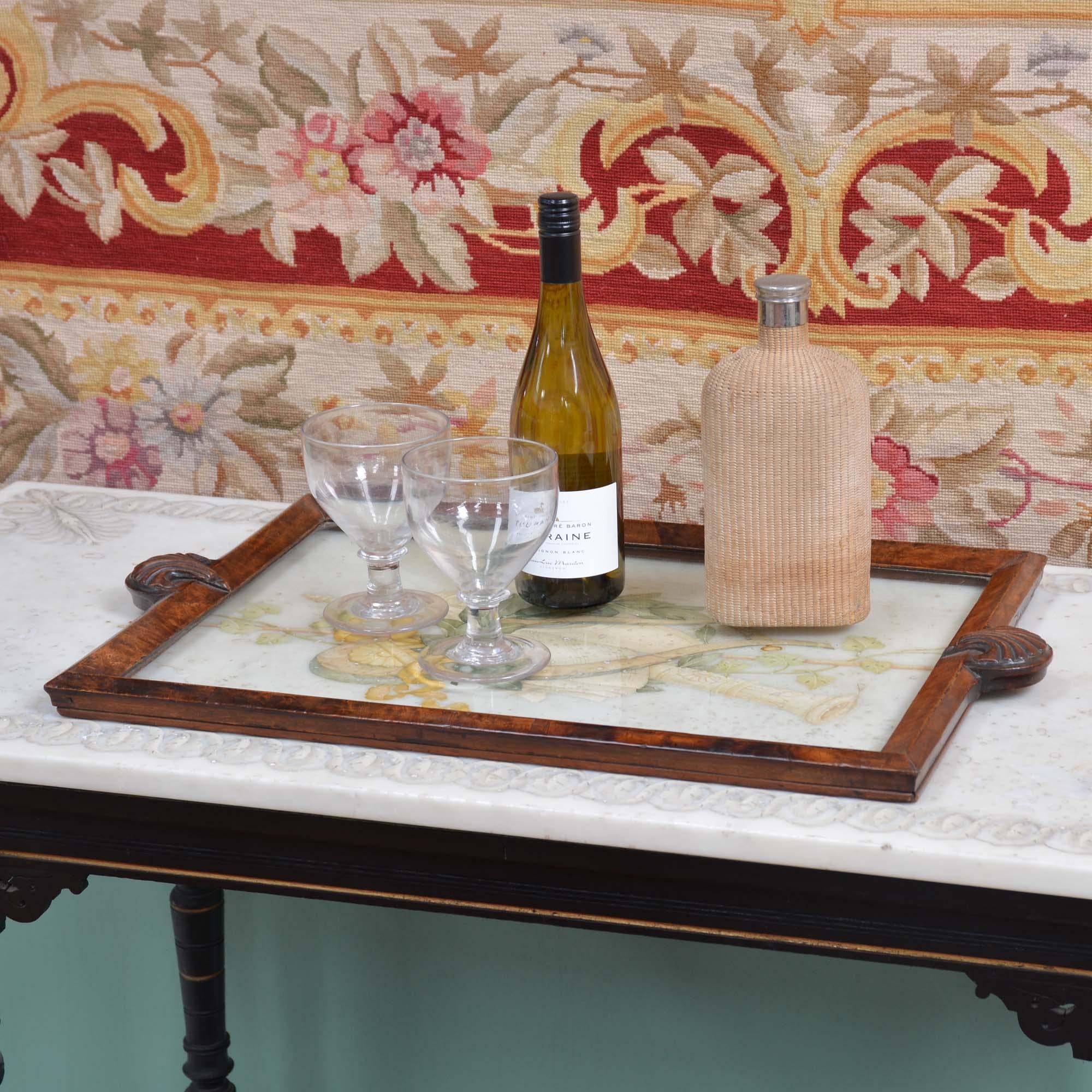 Vassoio da cocktail con fondo in vetro di noce
Cornice in noce con maniglie a conchiglia ben intagliate, base in vetro (alcuni graffi superficiali). Il vassoio perfetto per un tavolino per servire i cocktail o per una toeletta.
Inglese, fine del XIX