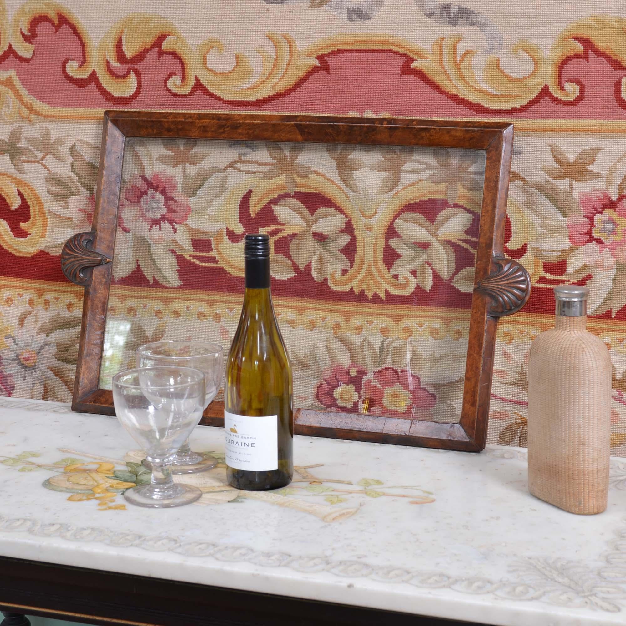Vassoio da cocktail con fondo in vetro antico in noce In condizioni buone in vendita a Castle Douglas, GB