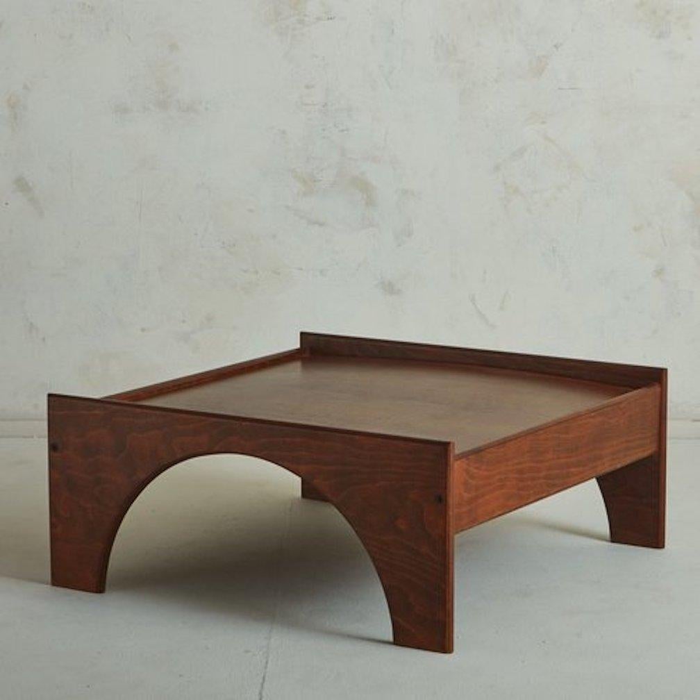 Table basse 'Arcata' conçue par Gae Aulenti pour Poltronova dans les années 1960. Cette table sculpturale a été fabriquée avec du noyer magnifiquement grainé et présente des détails de découpe en demi-lune. Non marqué. Provenance : Italie, années