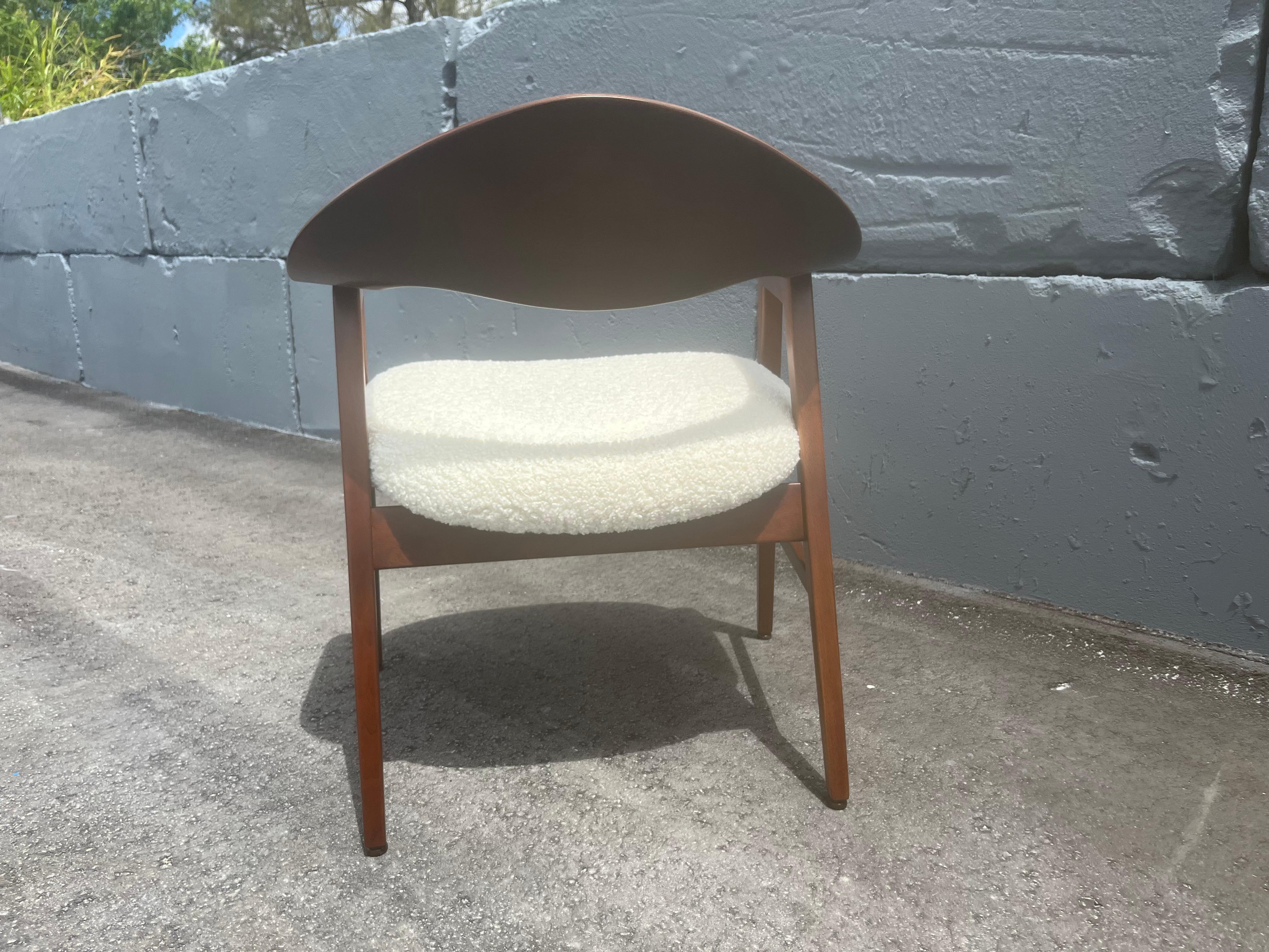 Walnut Arm Chair in the style of Ejner Larsen & Aksel Bender Madsen, USA 1950s In Excellent Condition For Sale In Miami, FL