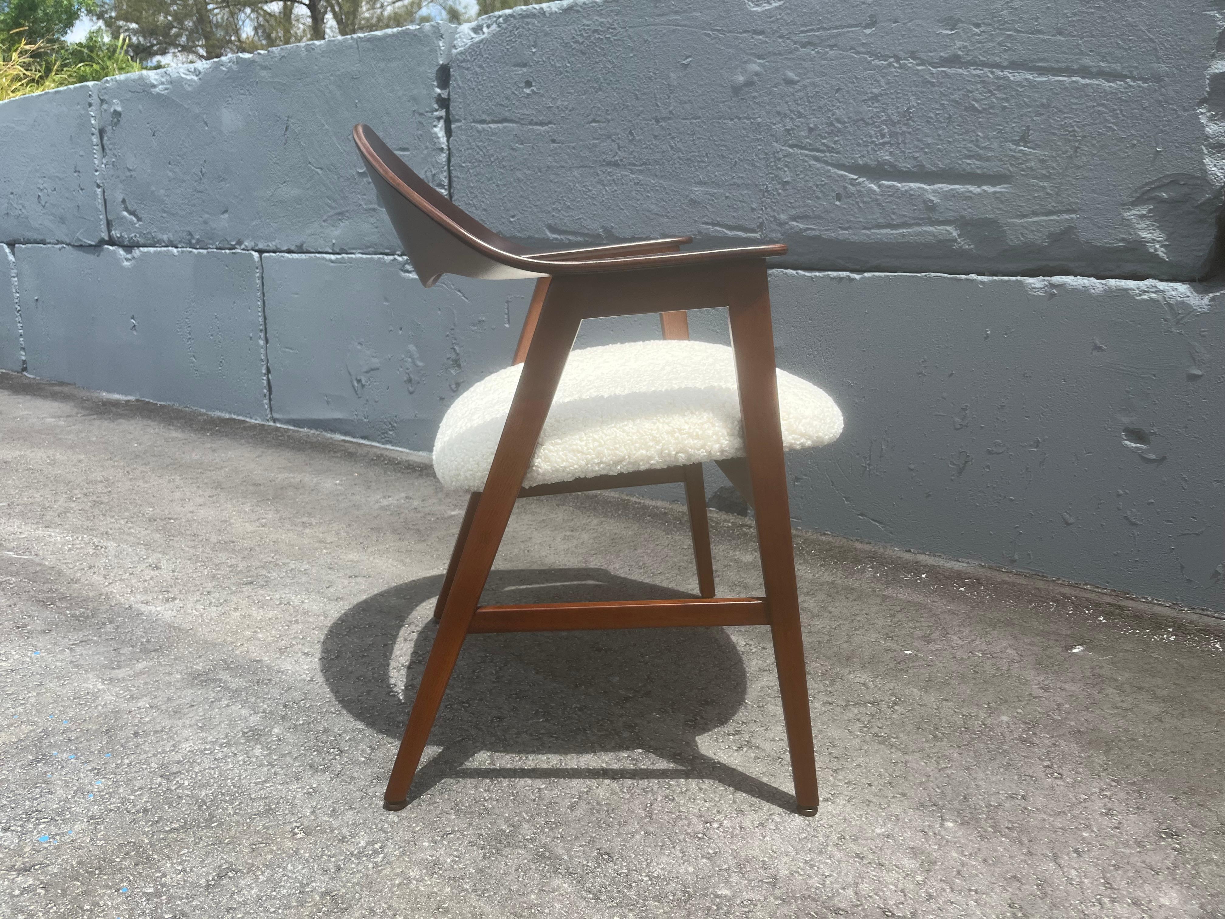 Mid-20th Century Walnut Arm Chair in the style of Ejner Larsen & Aksel Bender Madsen, USA 1950s For Sale