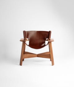 Sillón de nogal de Adriane Escarfullery con asiento de cuero COGNAC