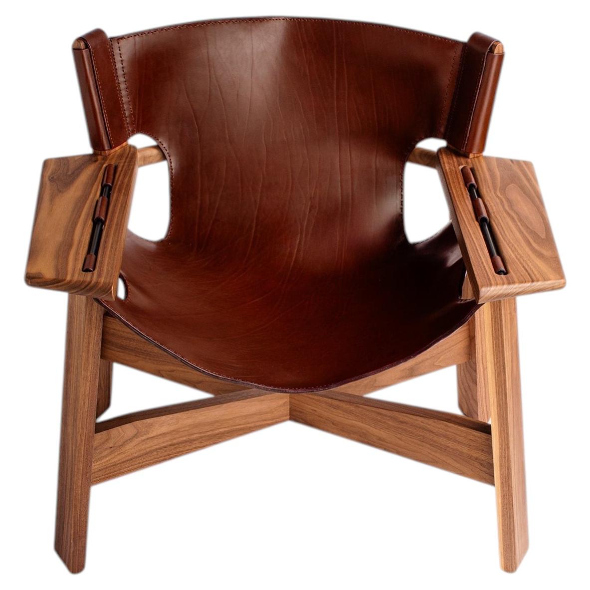 Fauteuil en noyer d'Adrian Escarfullery avec assise en cuir COGNAC en vente