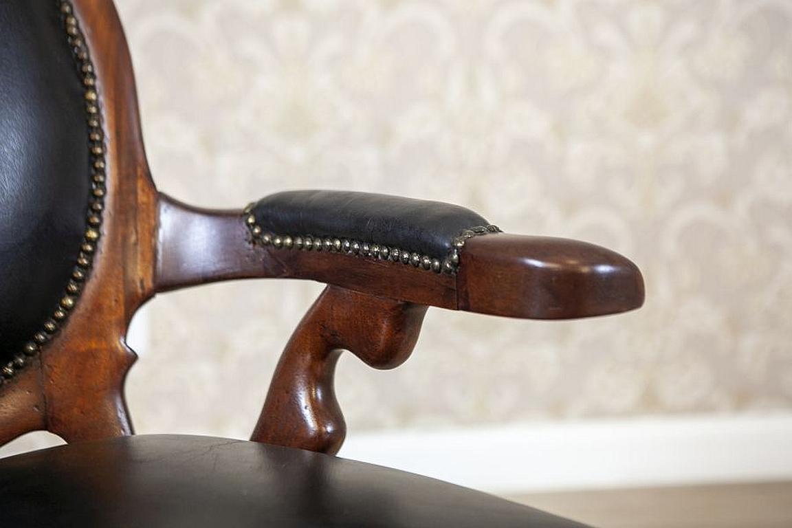 Poltrona in noce della fine del XIX secolo in pelle nera in vendita 6