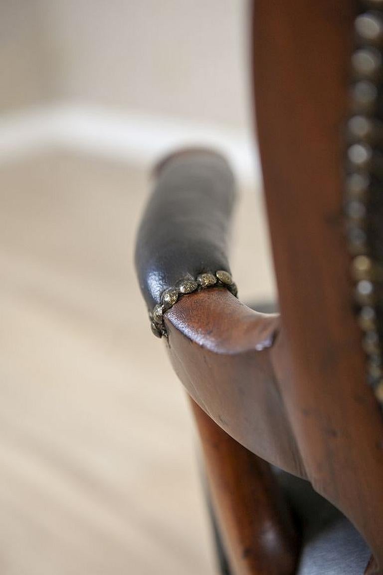 Sessel aus Nussbaumholz aus dem späten 19. Jahrhundert in schwarzem Leder im Angebot 8