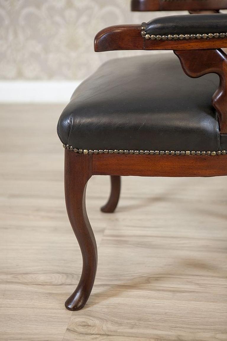 Poltrona in noce della fine del XIX secolo in pelle nera in vendita 8