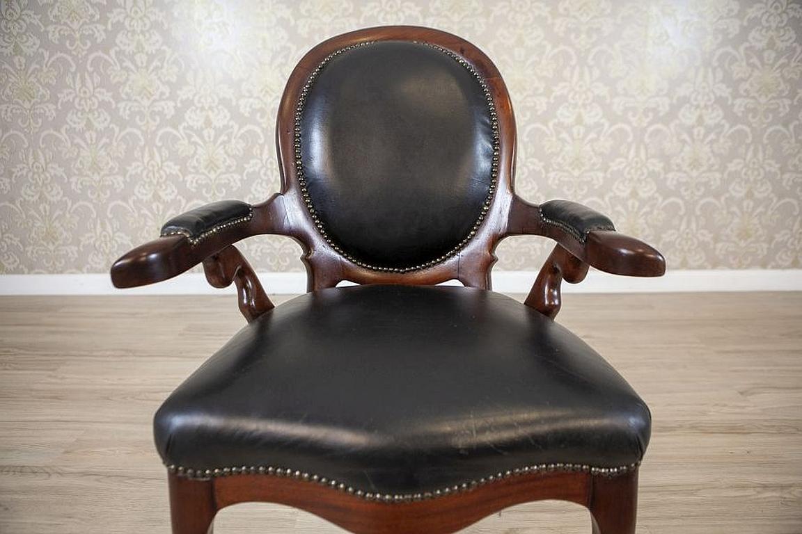 Poltrona in noce della fine del XIX secolo in pelle nera in vendita 2