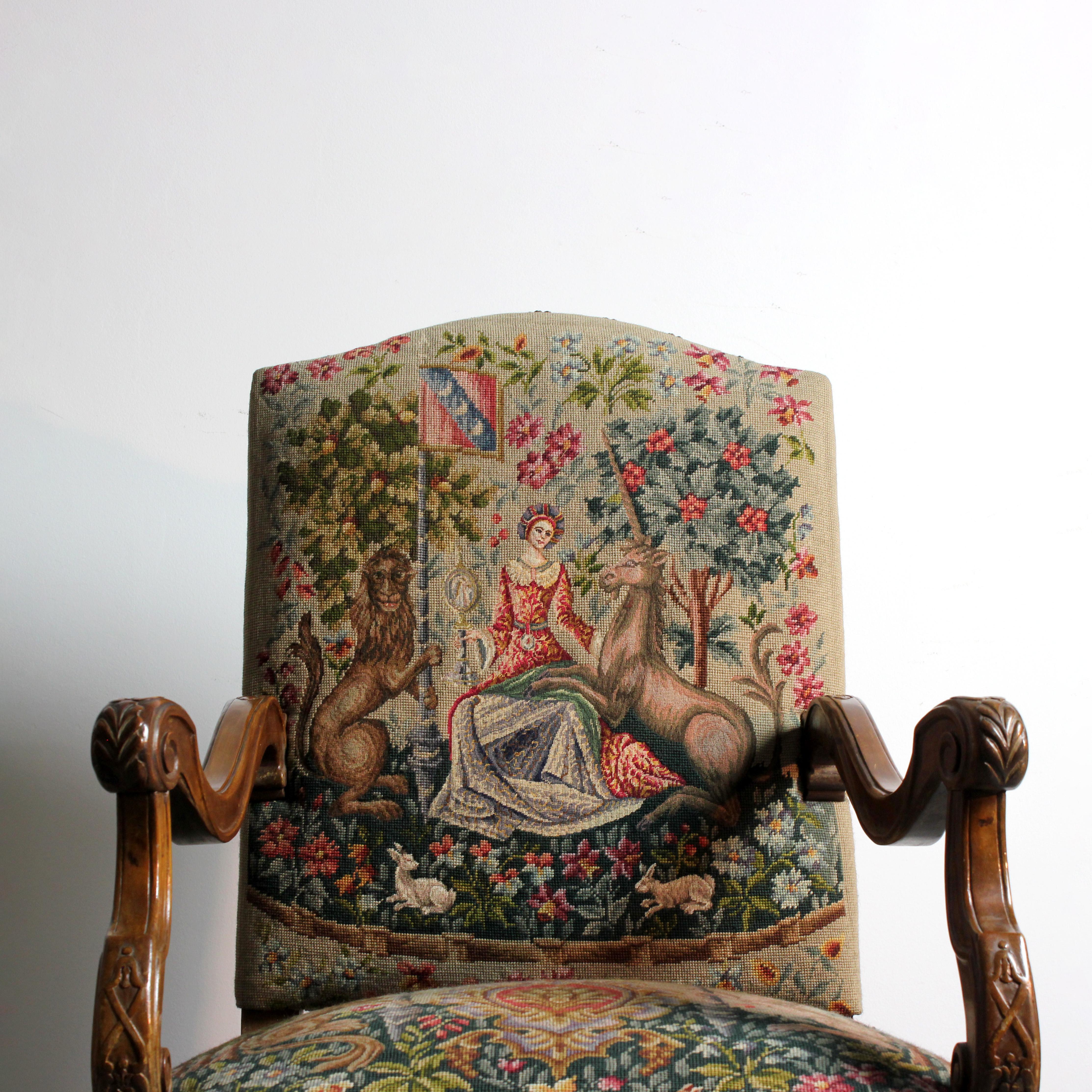 Sillón de nogal con bastidor en forma de H y tapicería bordada en petit point Luis XIV en venta