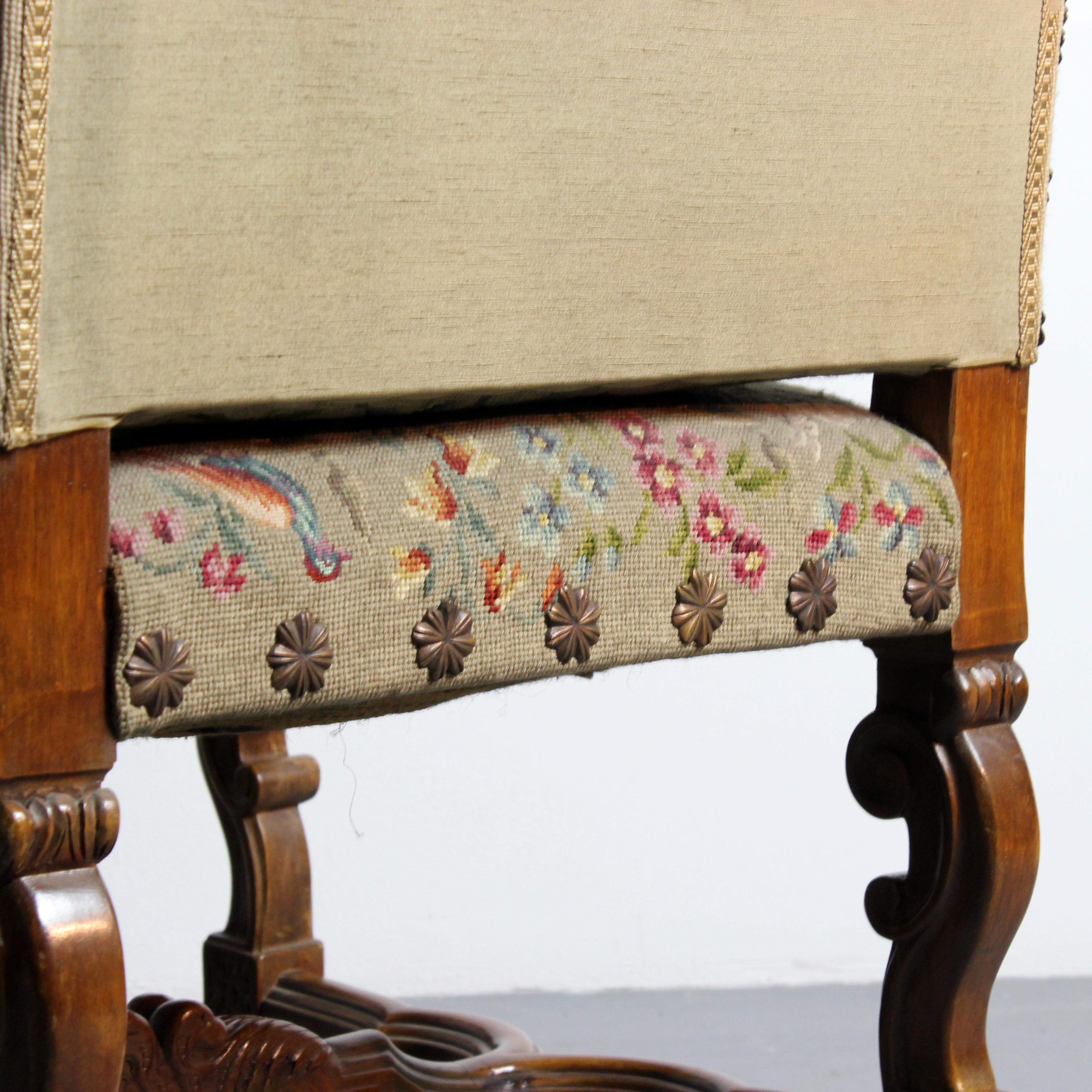 Sillón de nogal con bastidor en forma de H y tapicería bordada en petit point Español en venta