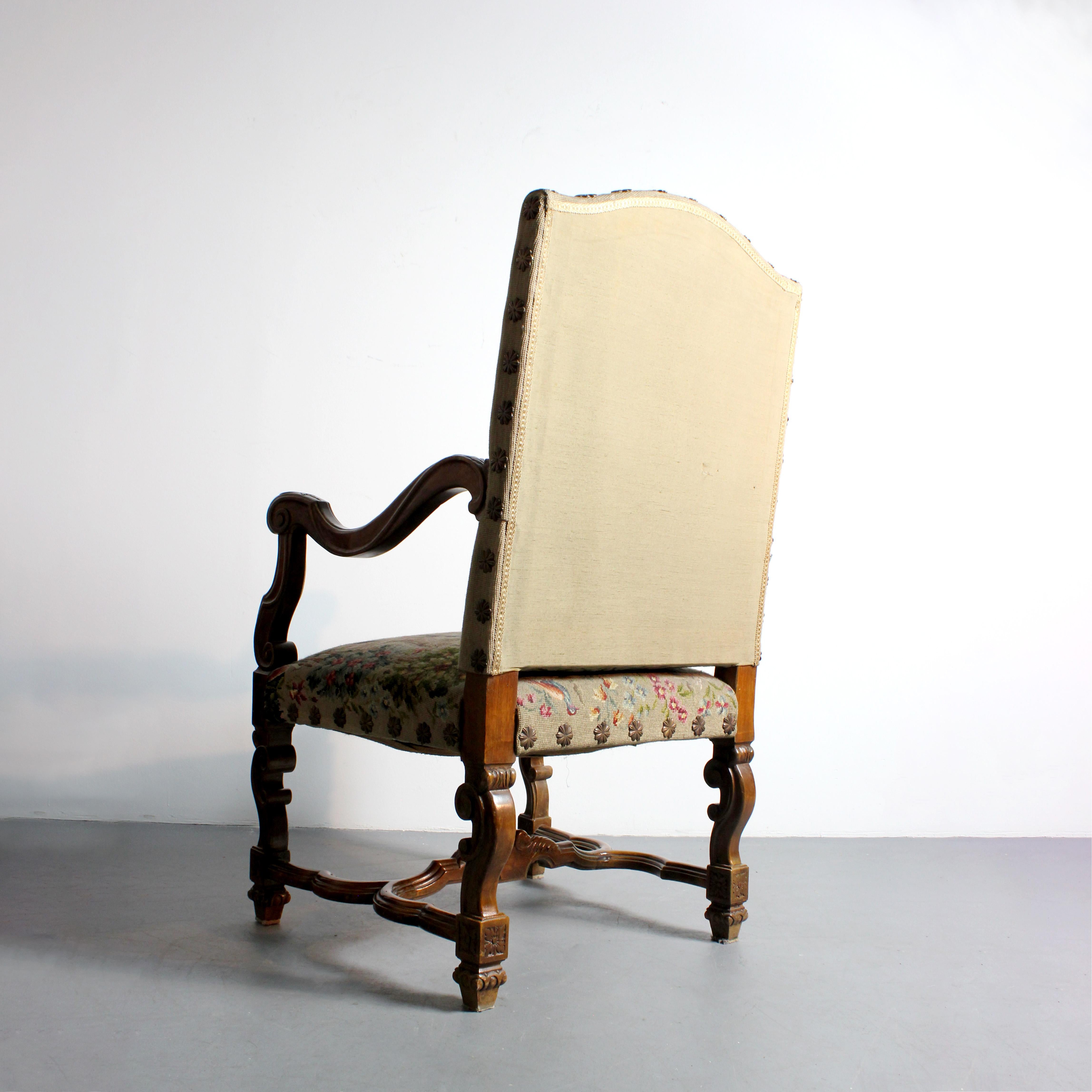 Sillón de nogal con bastidor en forma de H y tapicería bordada en petit point en Bueno estado para la venta en Madrid, España