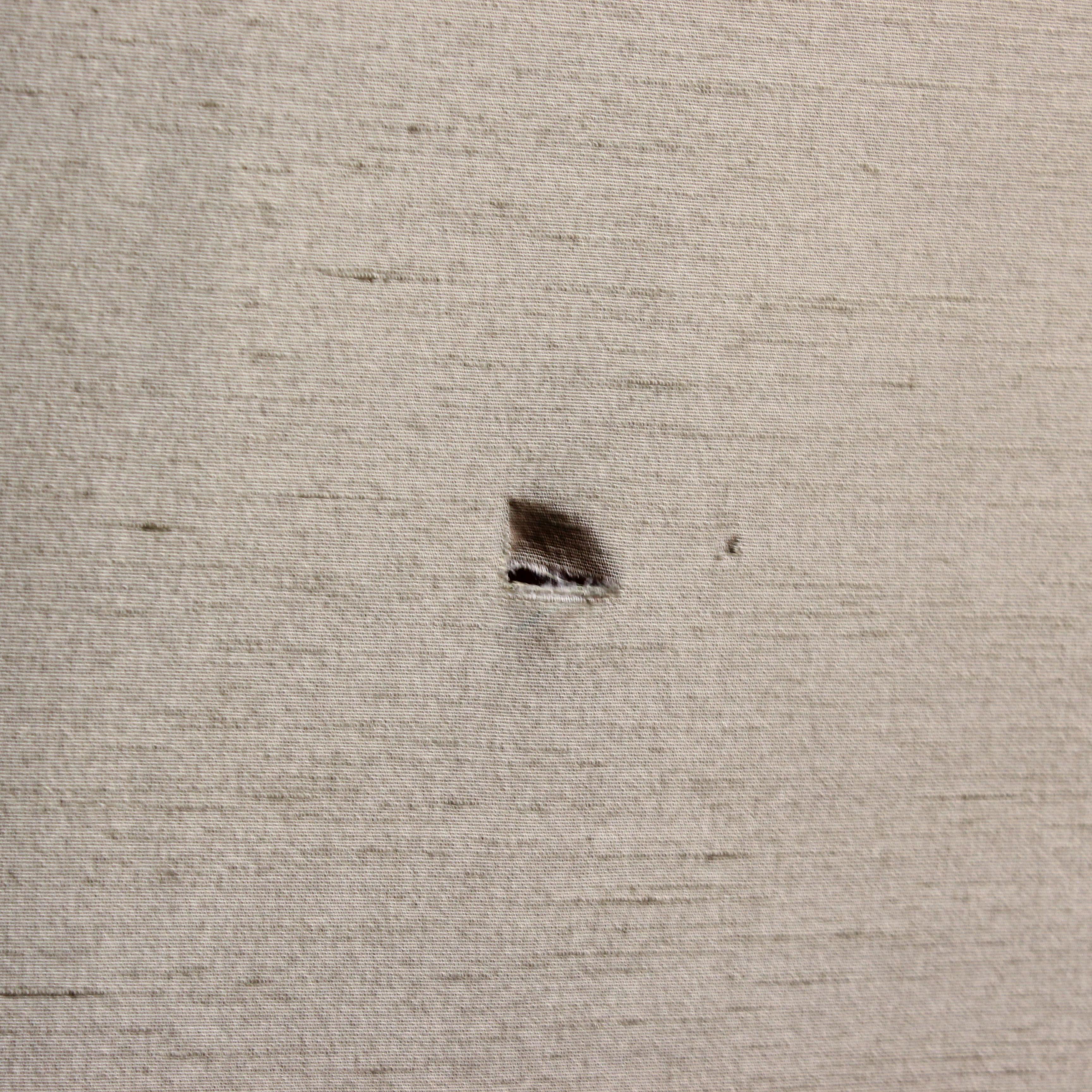 Sillón de nogal con bastidor en forma de H y tapicería bordada en petit point siglo XIX en venta