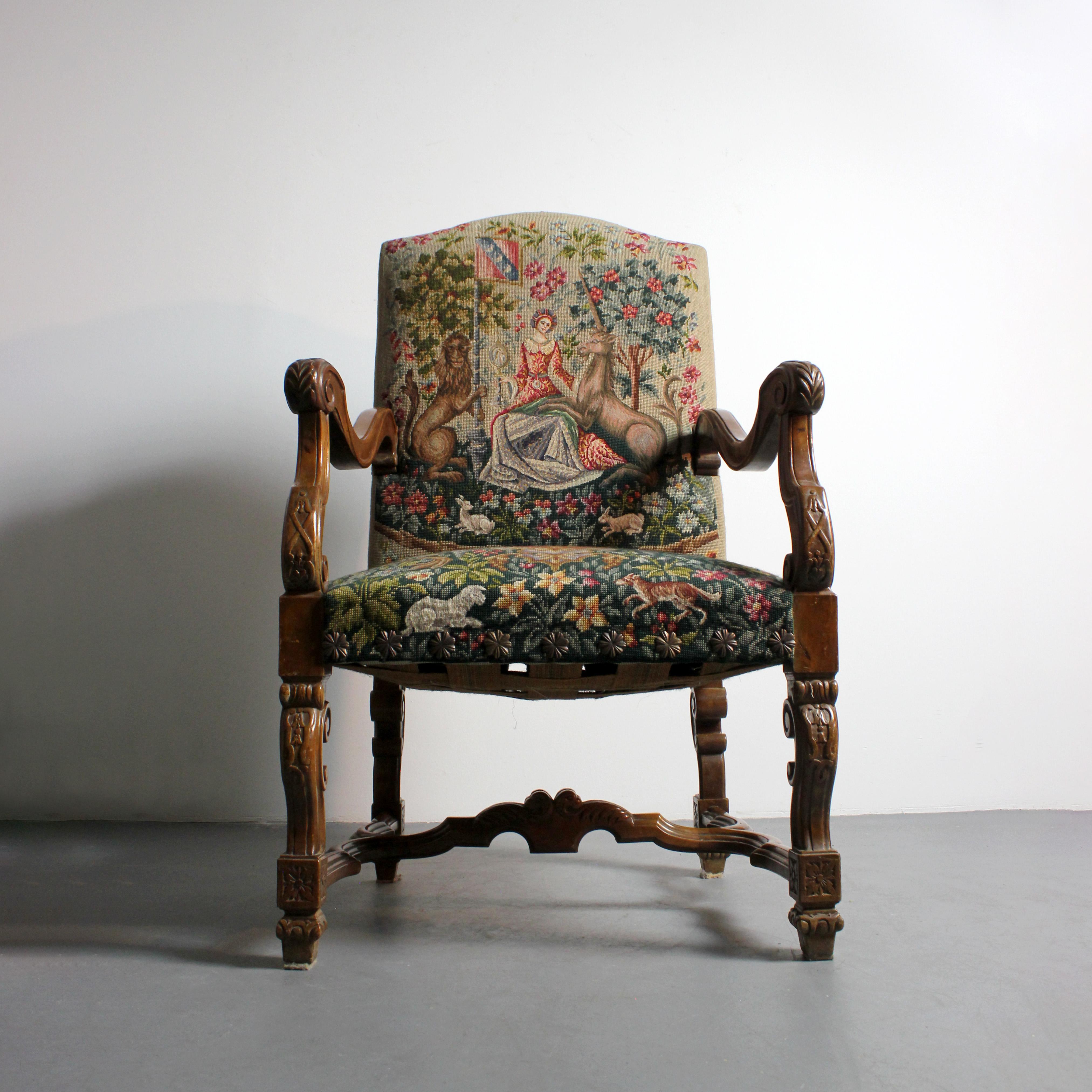 Sillón de nogal con bastidor en forma de H y tapicería bordada en petit point Nogal en venta