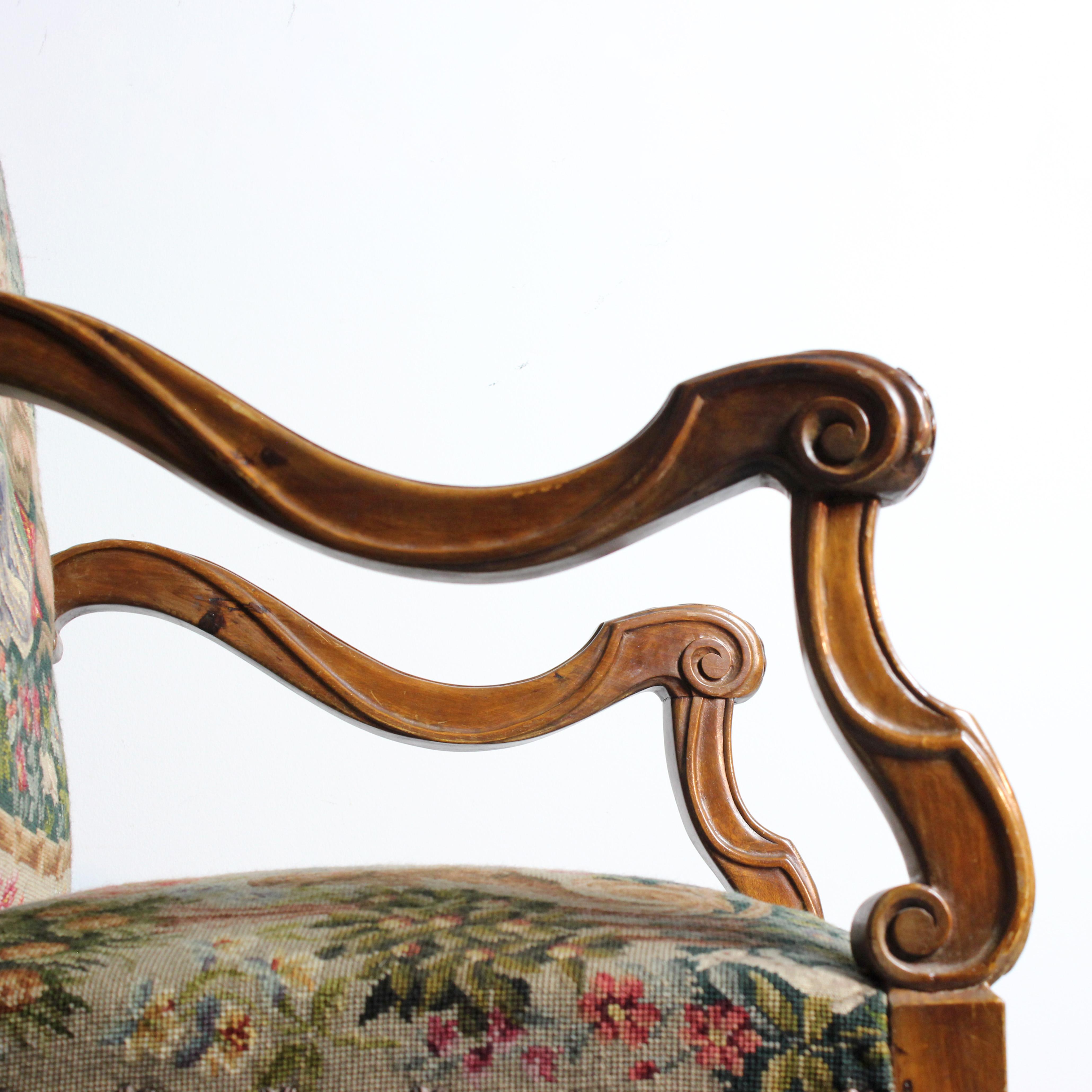 Sillón de nogal con bastidor en forma de H y tapicería bordada en petit point en venta 2