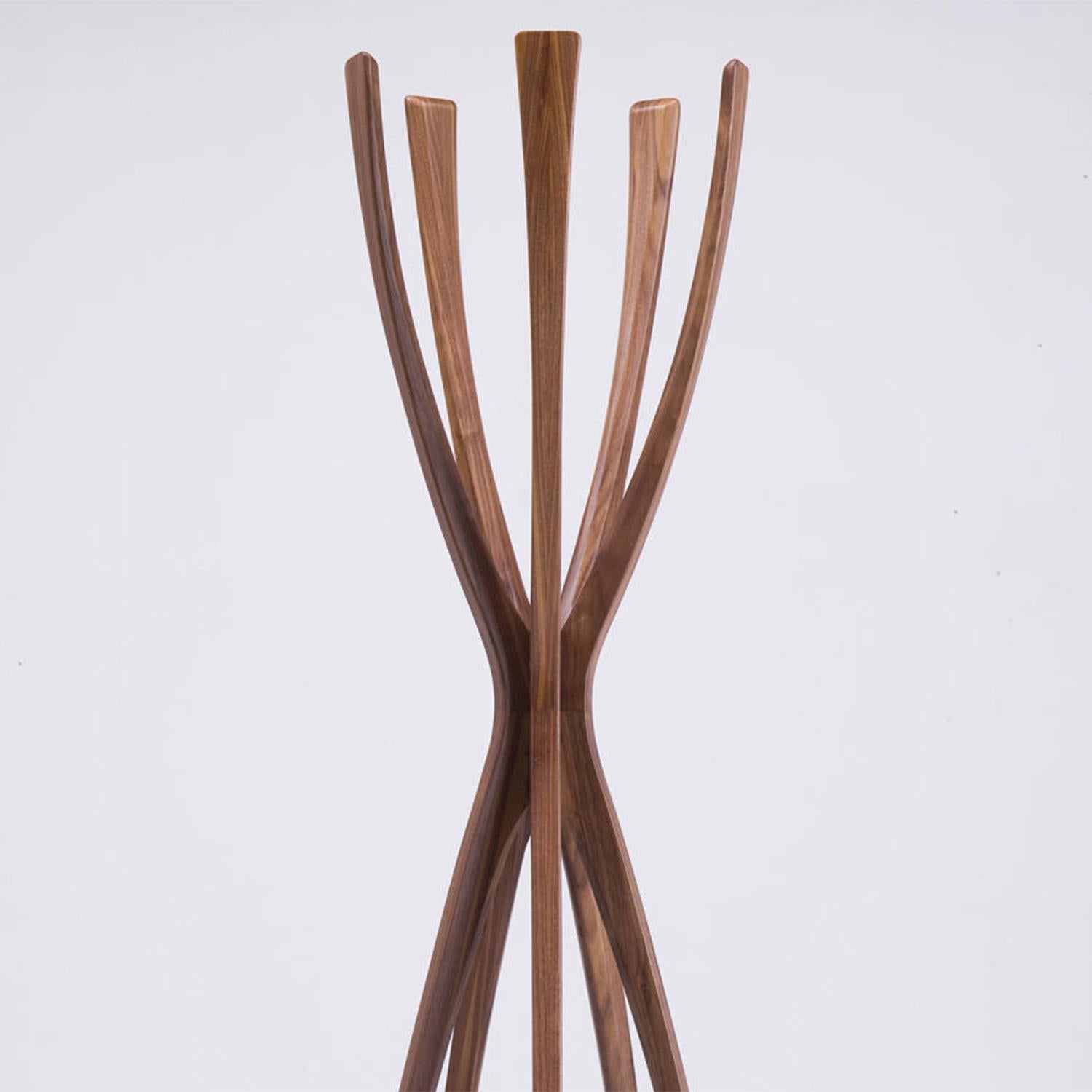 Coatrack walnut arms with all structure
n hand carved solid polished varnished
walnut wood. Also available in white matte
lacquered finish with up-charge, price: 6400,00€.