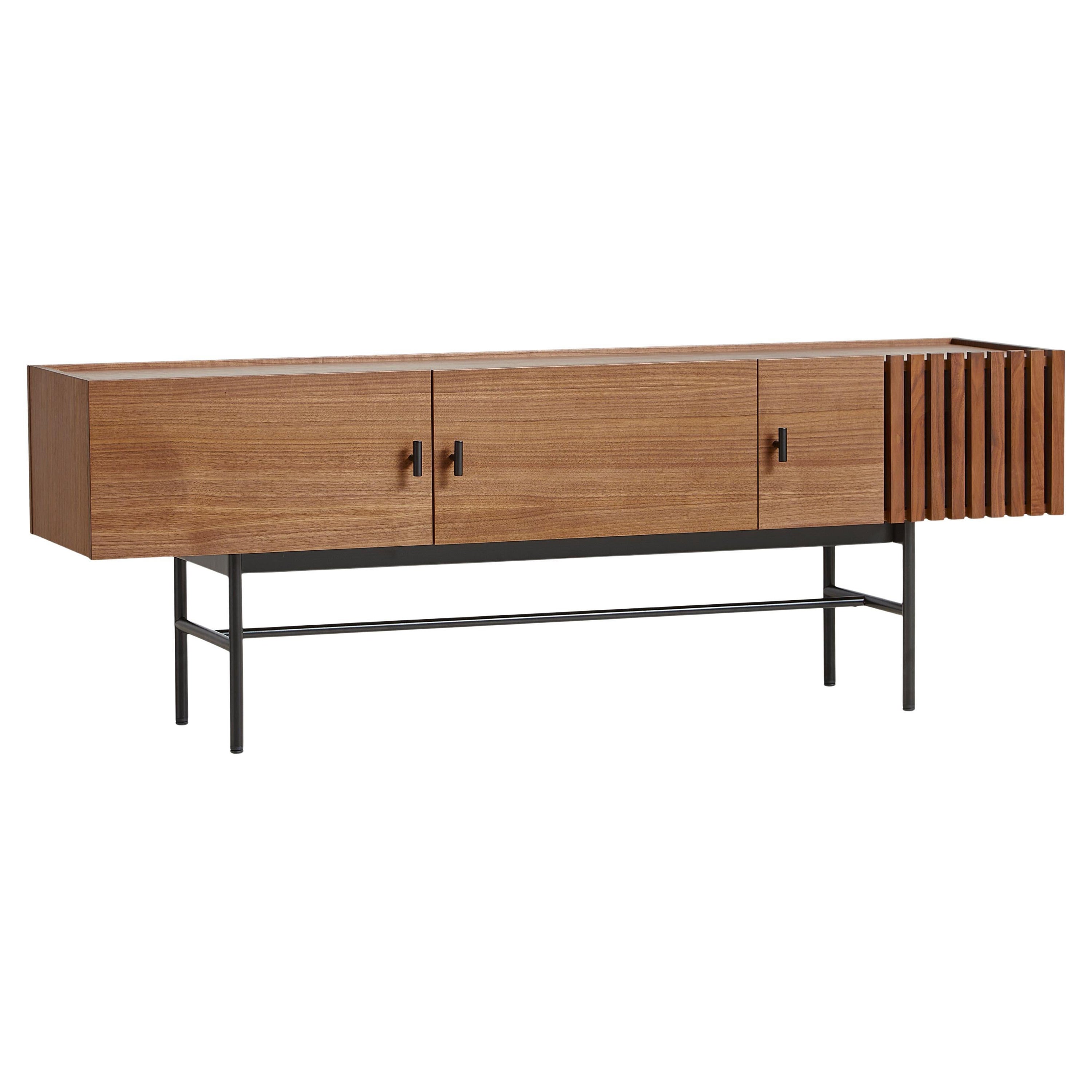 Array Niedriger Sideboard mit 150 Beinen aus Nussbaumholz von Says Who im Angebot