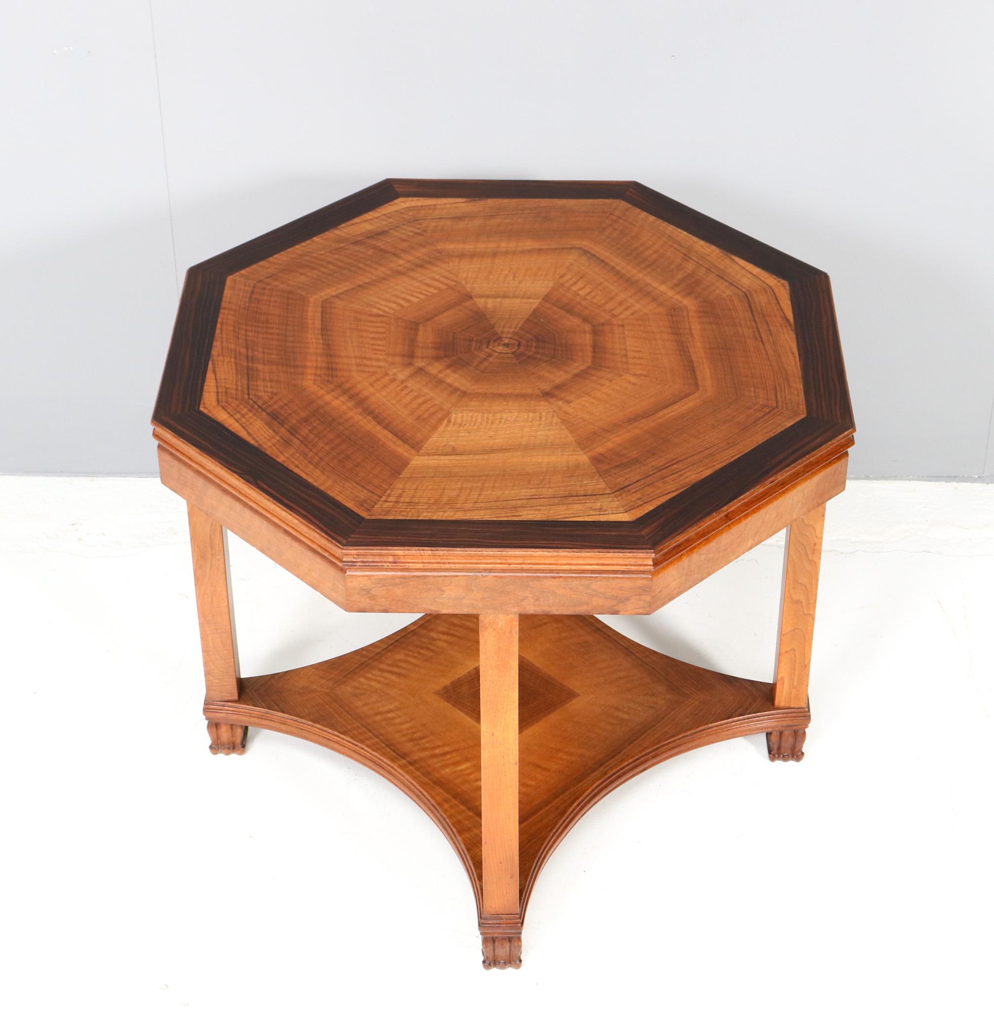 Magnificent and rare Art Deco Amsterdamse School coffee table.
Design by 't Woonhuys Amsterdam.
Striking Dutch design from the 1920s.
Solid walnut base with original walnut and macassar ebony veneered top.
This wonderful Art Deco Amsterdamse School