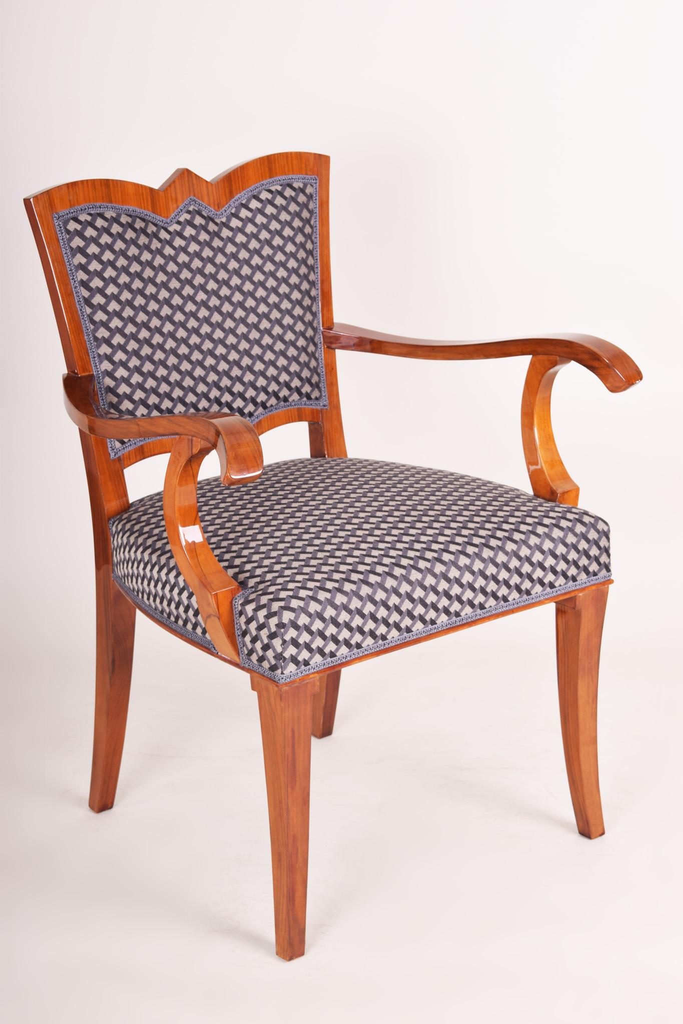 Paire de fauteuils Art Déco.
Entièrement restauré, surface rendue par un polissage à la gomme-laque. Rembourrage et tissu neufs.
Matériau : Noyer.