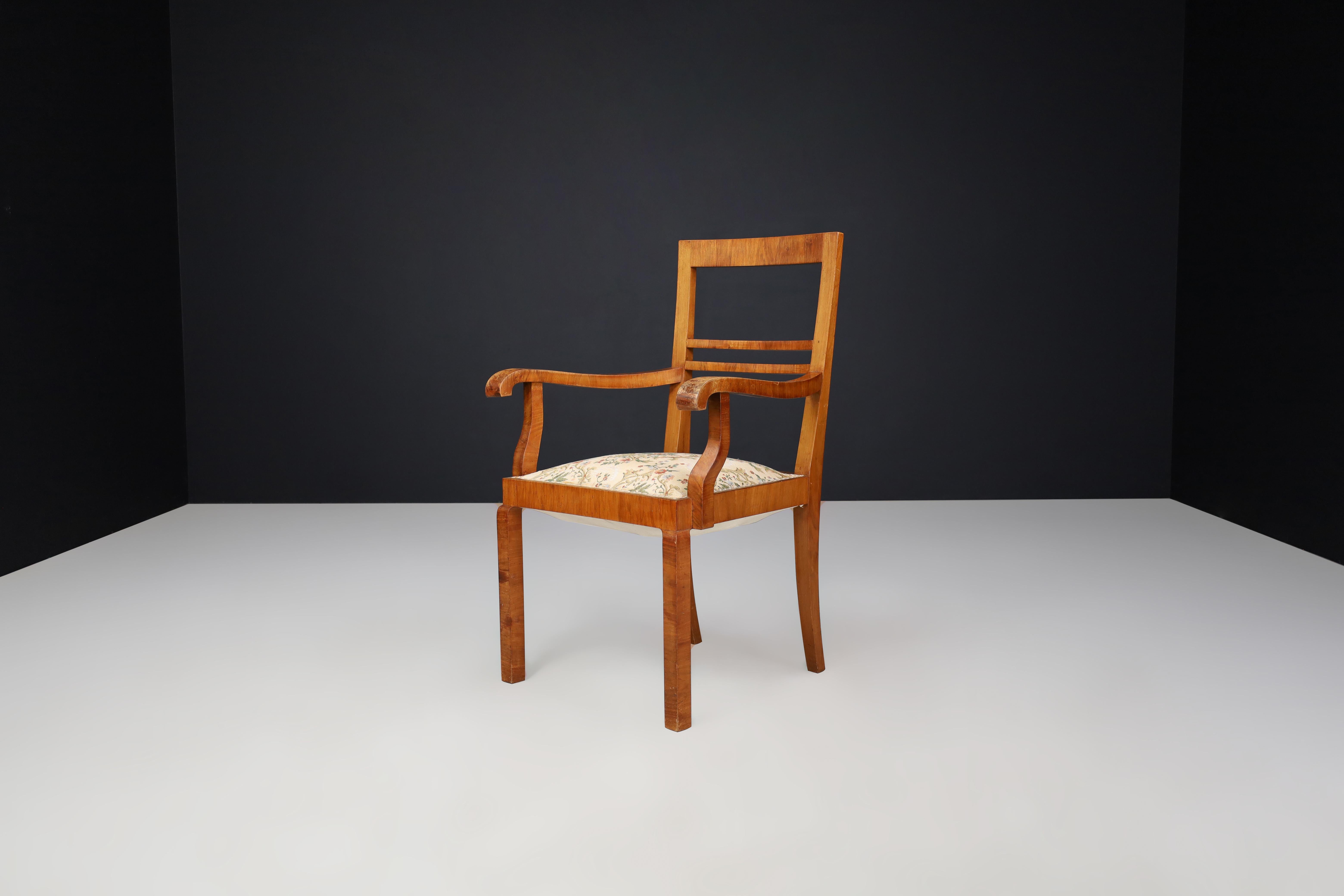 Poltrone Art Deco in noce con tappezzeria floreale originale, CZ 1930 in vendita 4