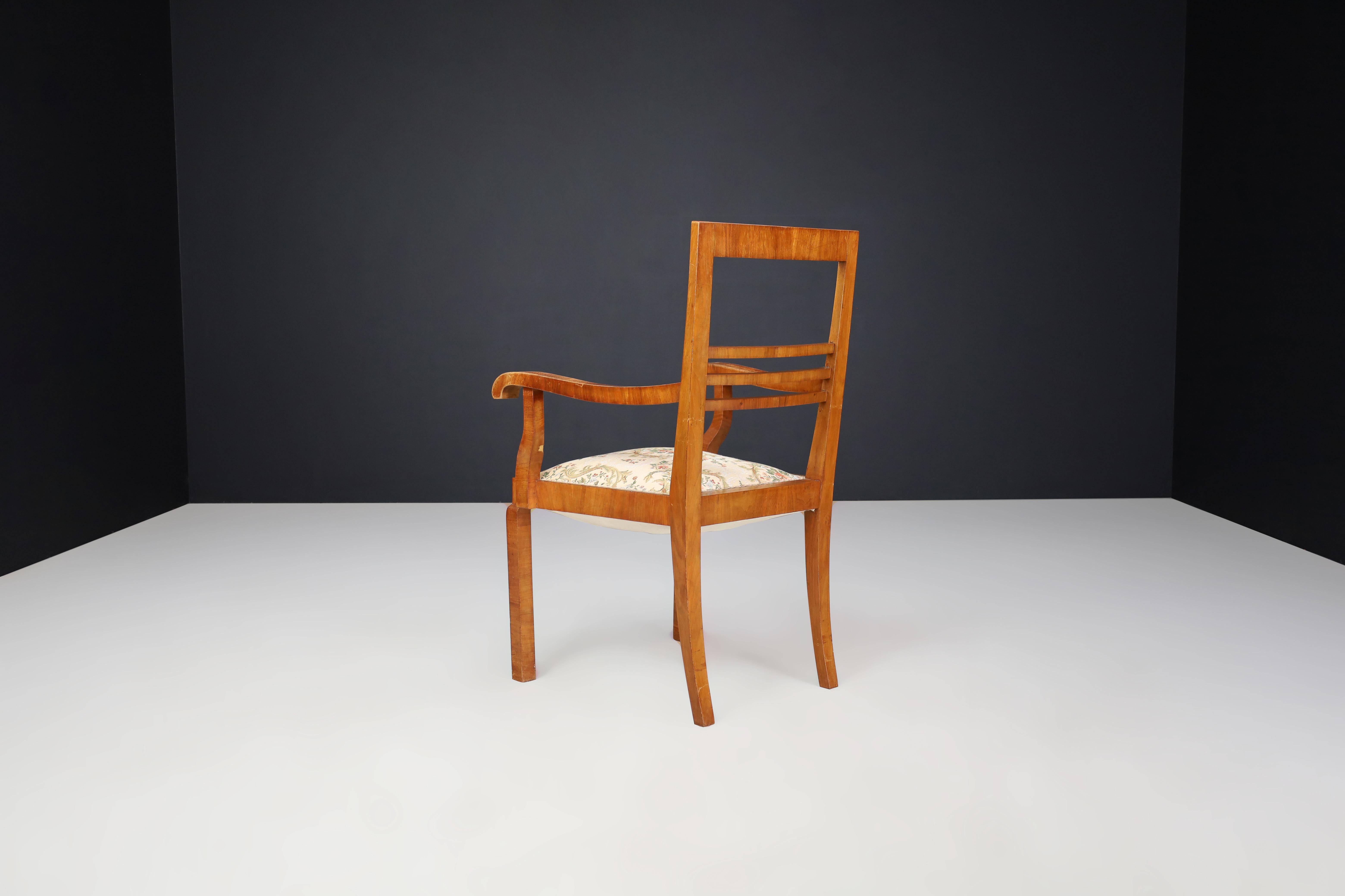 Poltrone Art Deco in noce con tappezzeria floreale originale, CZ 1930 in vendita 5