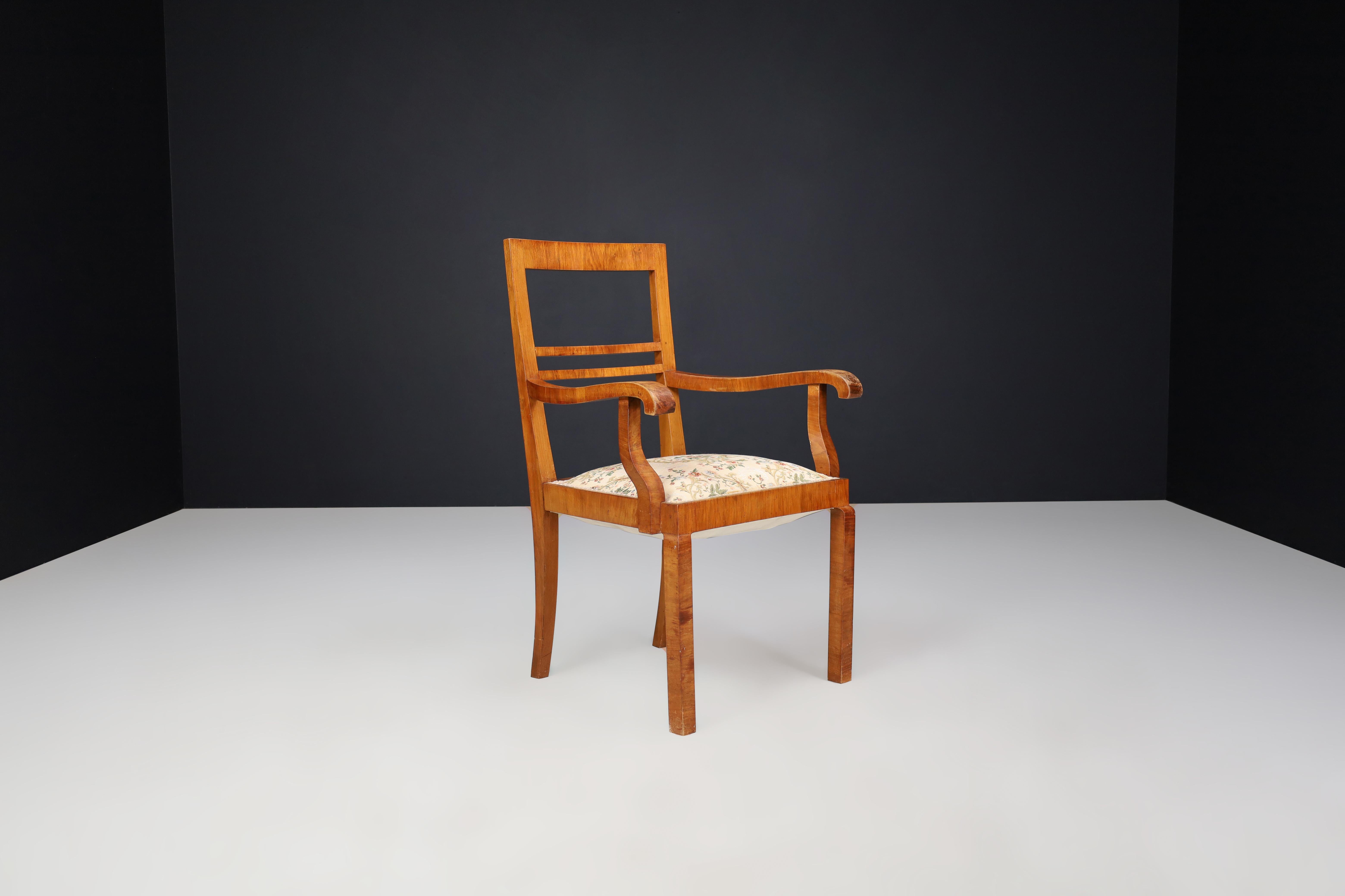 Poltrone Art Deco in noce con tappezzeria floreale originale, CZ 1930 in vendita 6