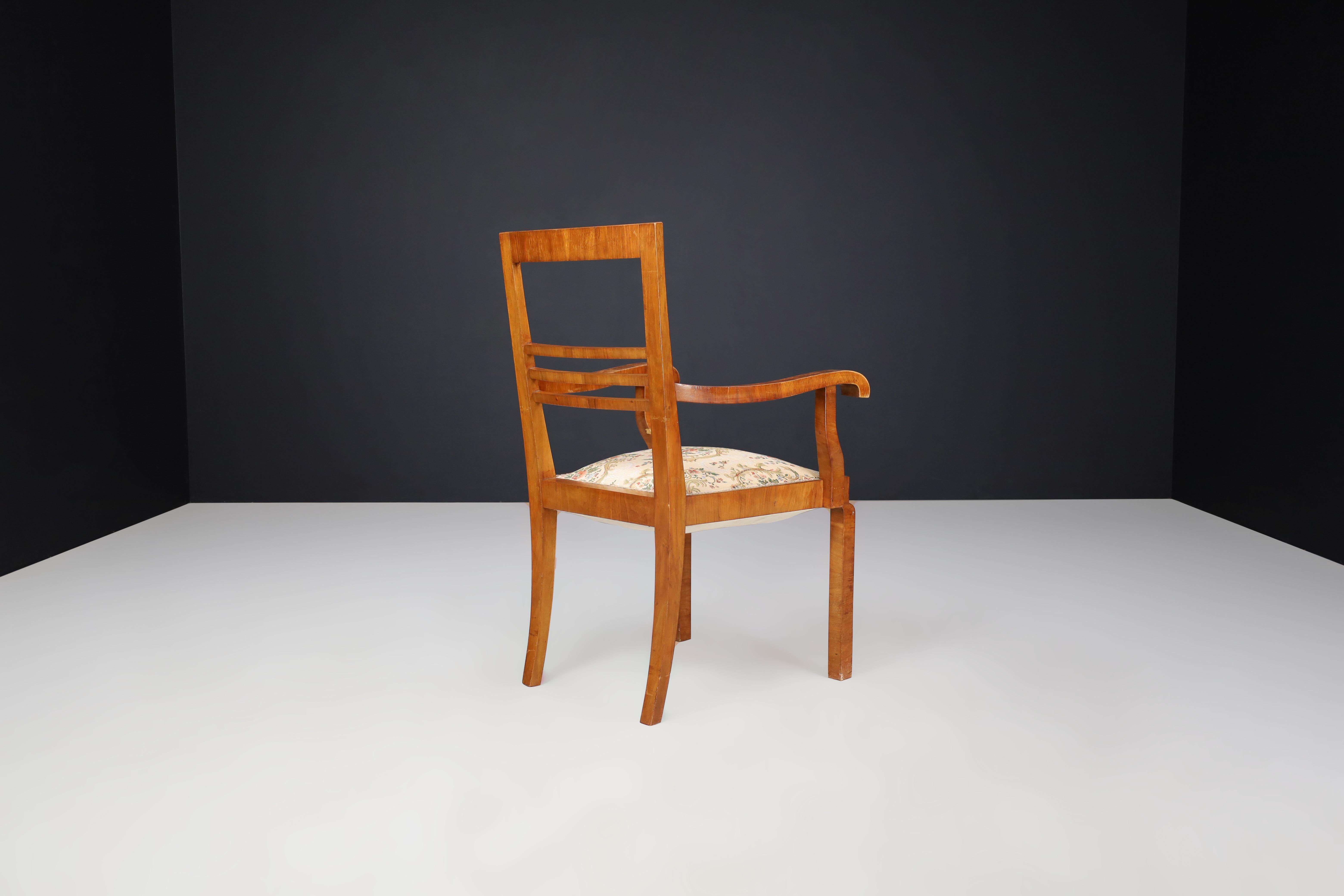 Poltrone Art Deco in noce con tappezzeria floreale originale, CZ 1930 in vendita 7