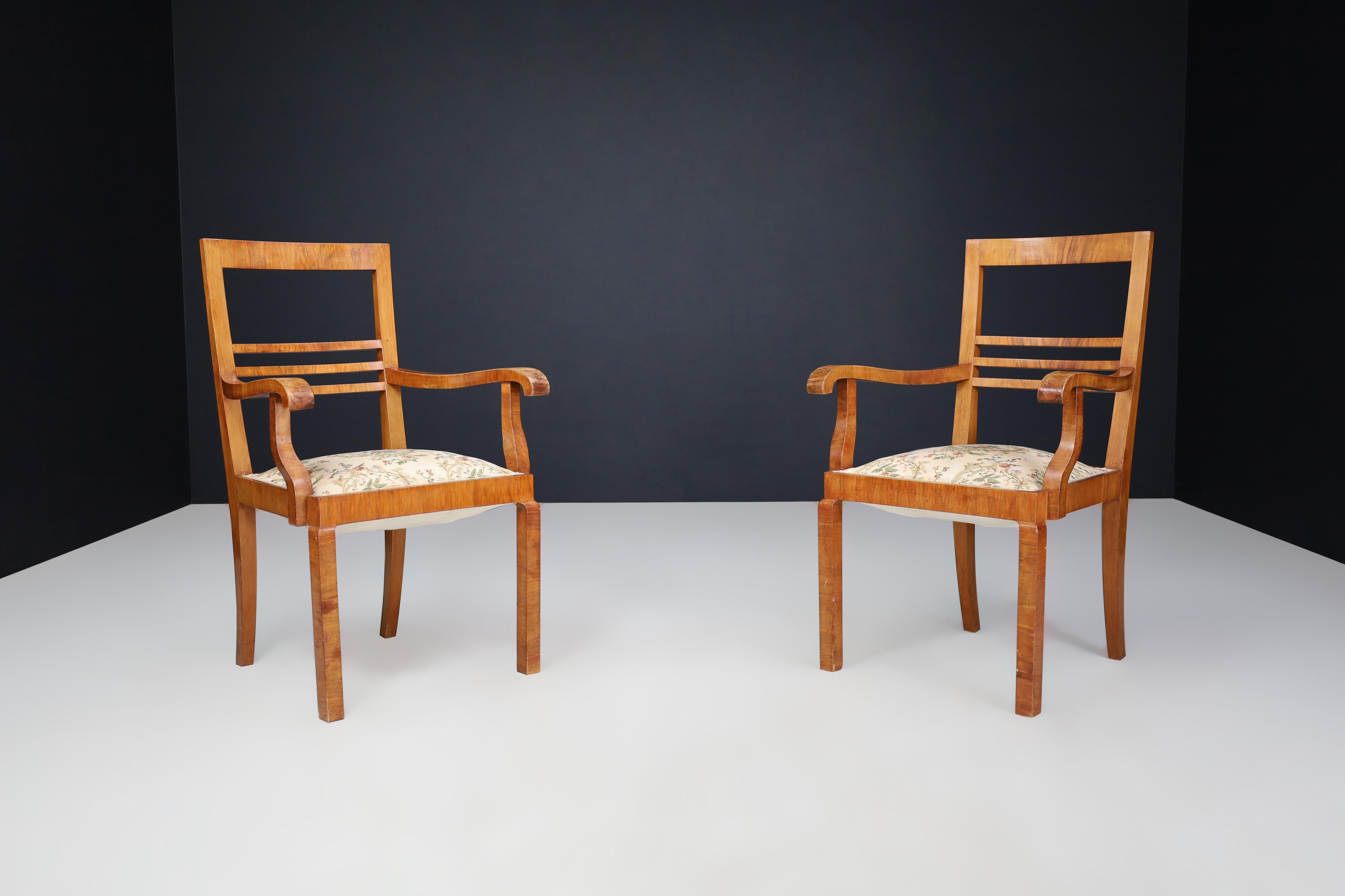 Poltrone Art Deco in noce con tappezzeria floreale originale, Repubblica Ceca, anni '30

Questa coppia di poltrone Art Déco in noce, risalente agli anni '30, presenta una tappezzeria floreale originale e vanta una struttura e un design straordinari.