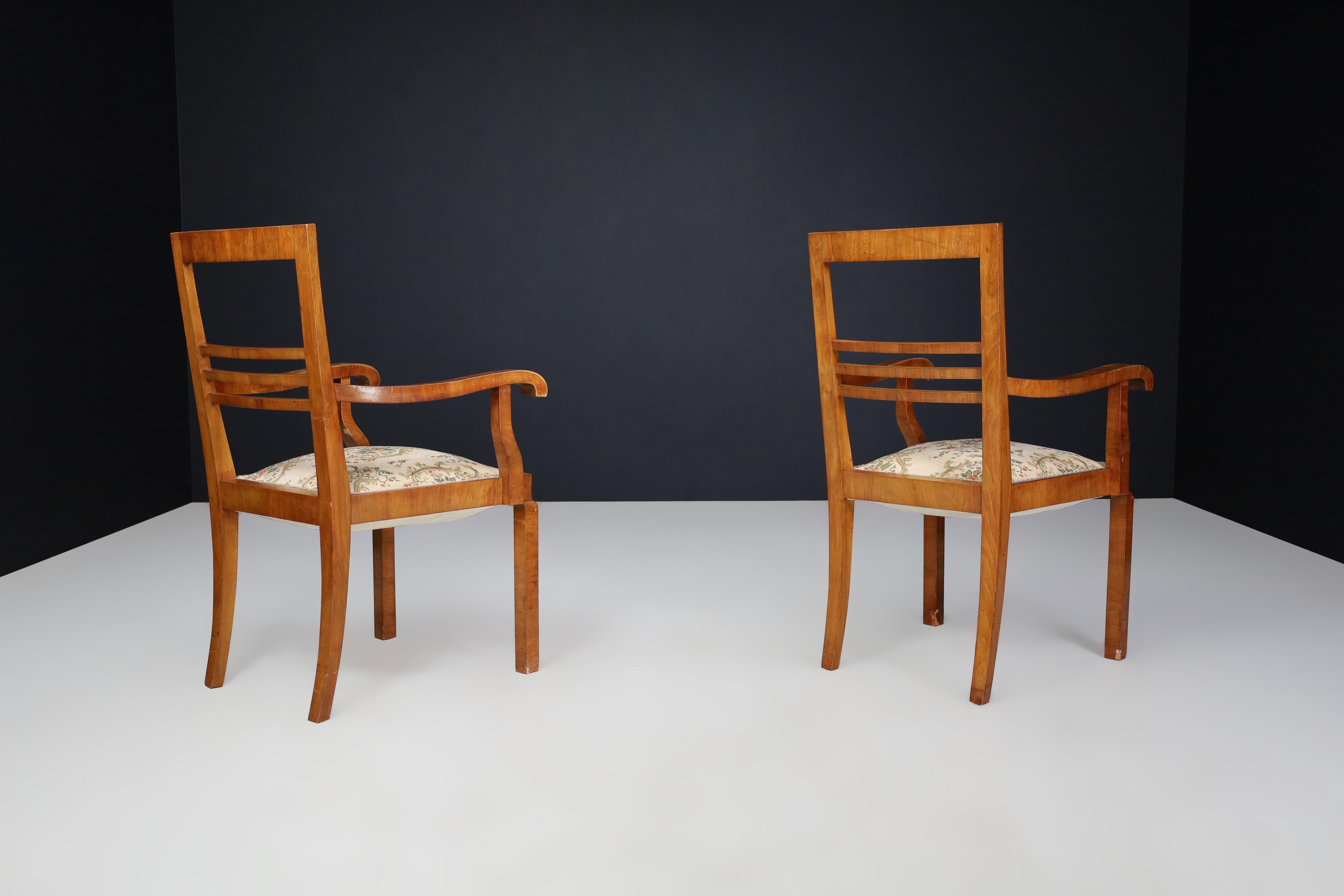 Poltrone Art Deco in noce con tappezzeria floreale originale, CZ 1930 in vendita 1