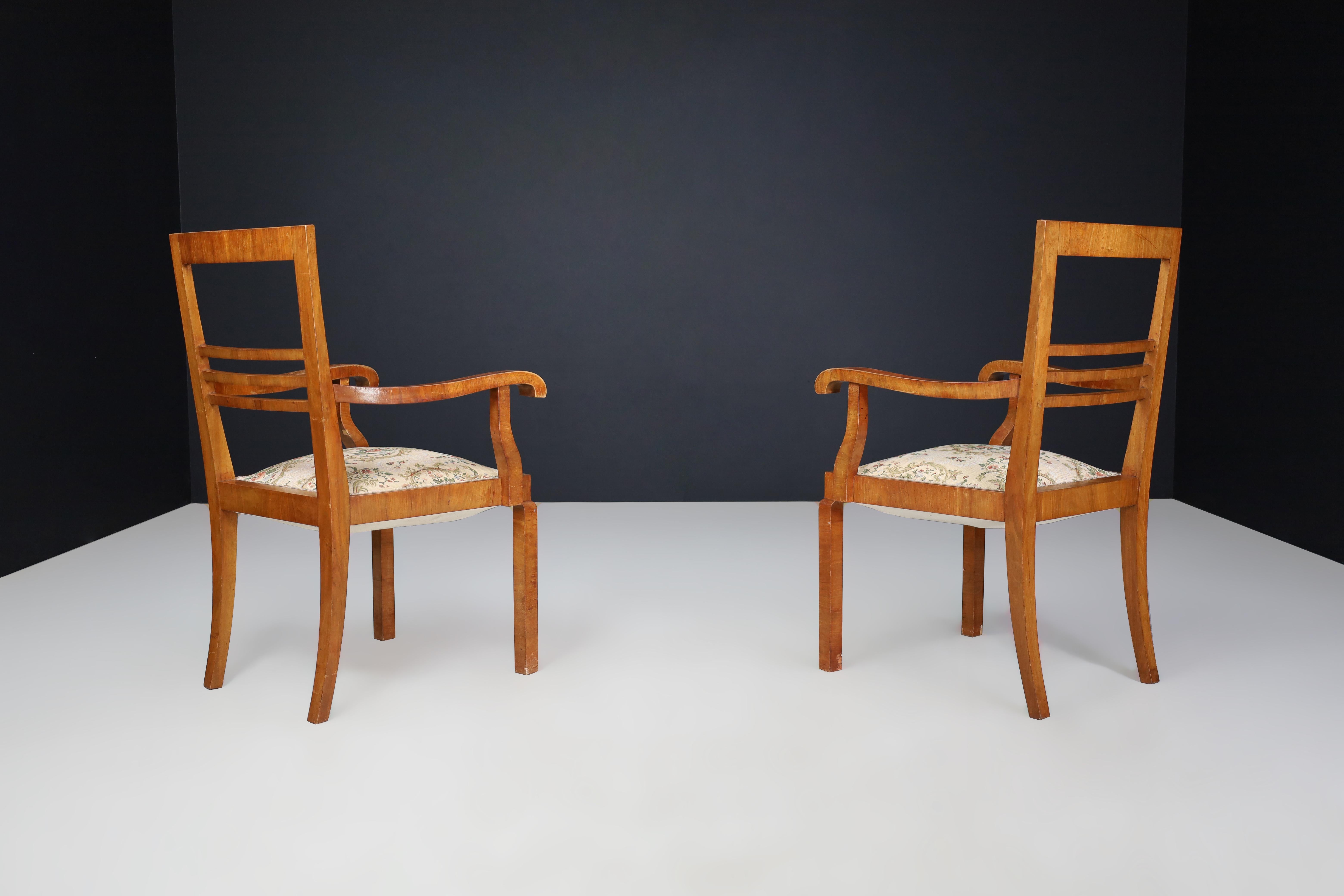 Poltrone Art Deco in noce con tappezzeria floreale originale, CZ 1930 in vendita 2