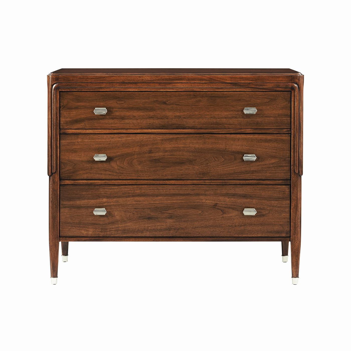 Incarnando il lusso raffinato del design dell'inizio del XX secolo, questa cassapanca è realizzata in squisito noce figurato, con una ricca venatura del legno che aggiunge profondità e carattere. La sua silhouette elegante è valorizzata da gambe