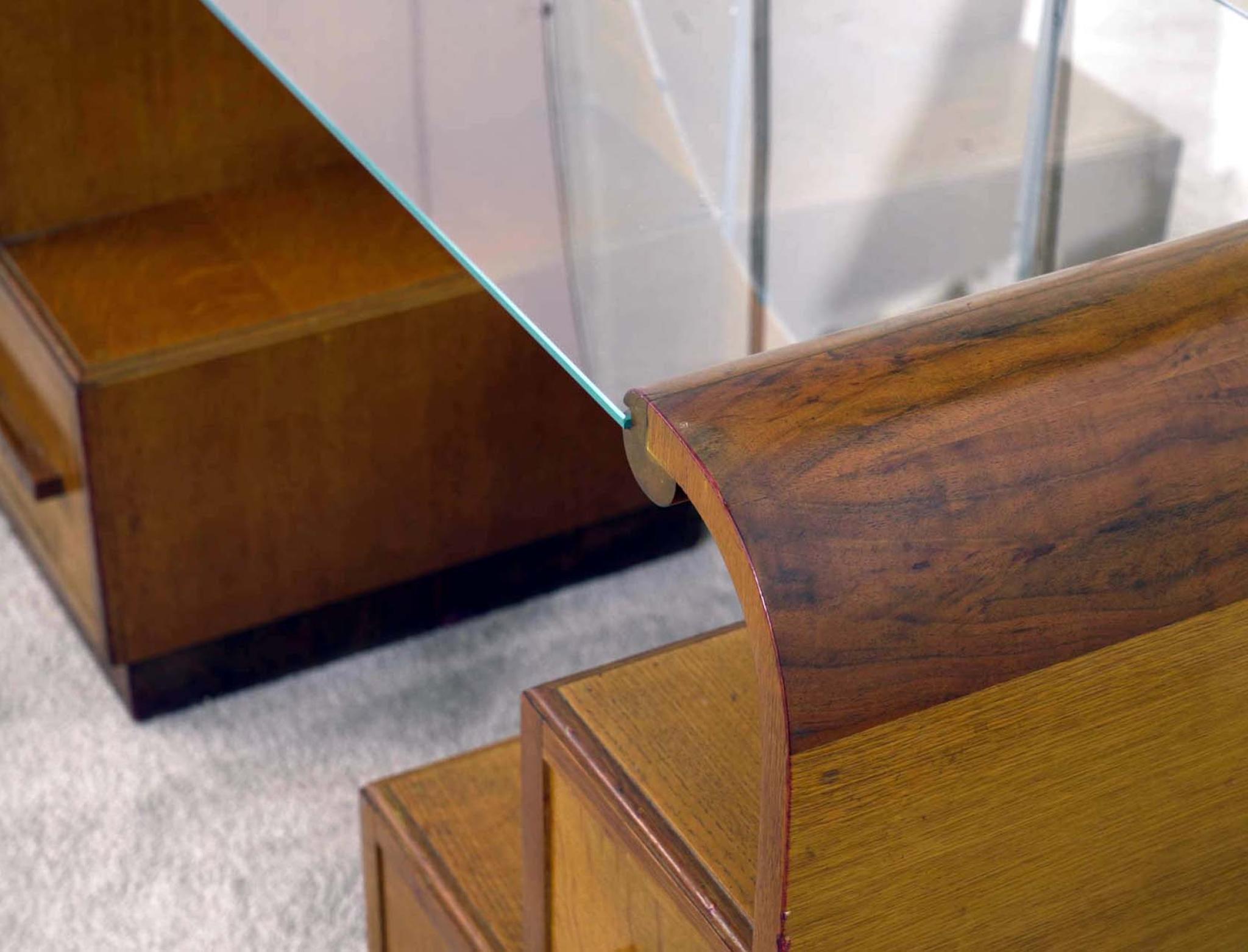 Vous regardez une magnifique coiffeuse art déco d'époque
Vers 1930
Designs/One caractéristiques Forme en escalier avec tiroirs symétriques sur
de chaque côté, très typique de la période Art déco
Placages de noyer figuré aux riches veinures et
