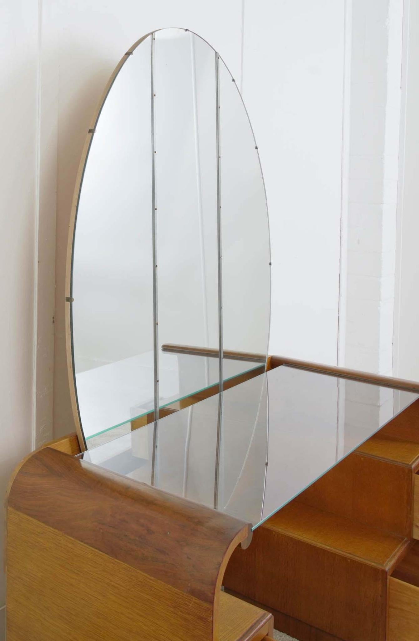Noyer Art Deco Mirror Dressing Table c.1930 Bon état - En vente à Potters Bar, GB