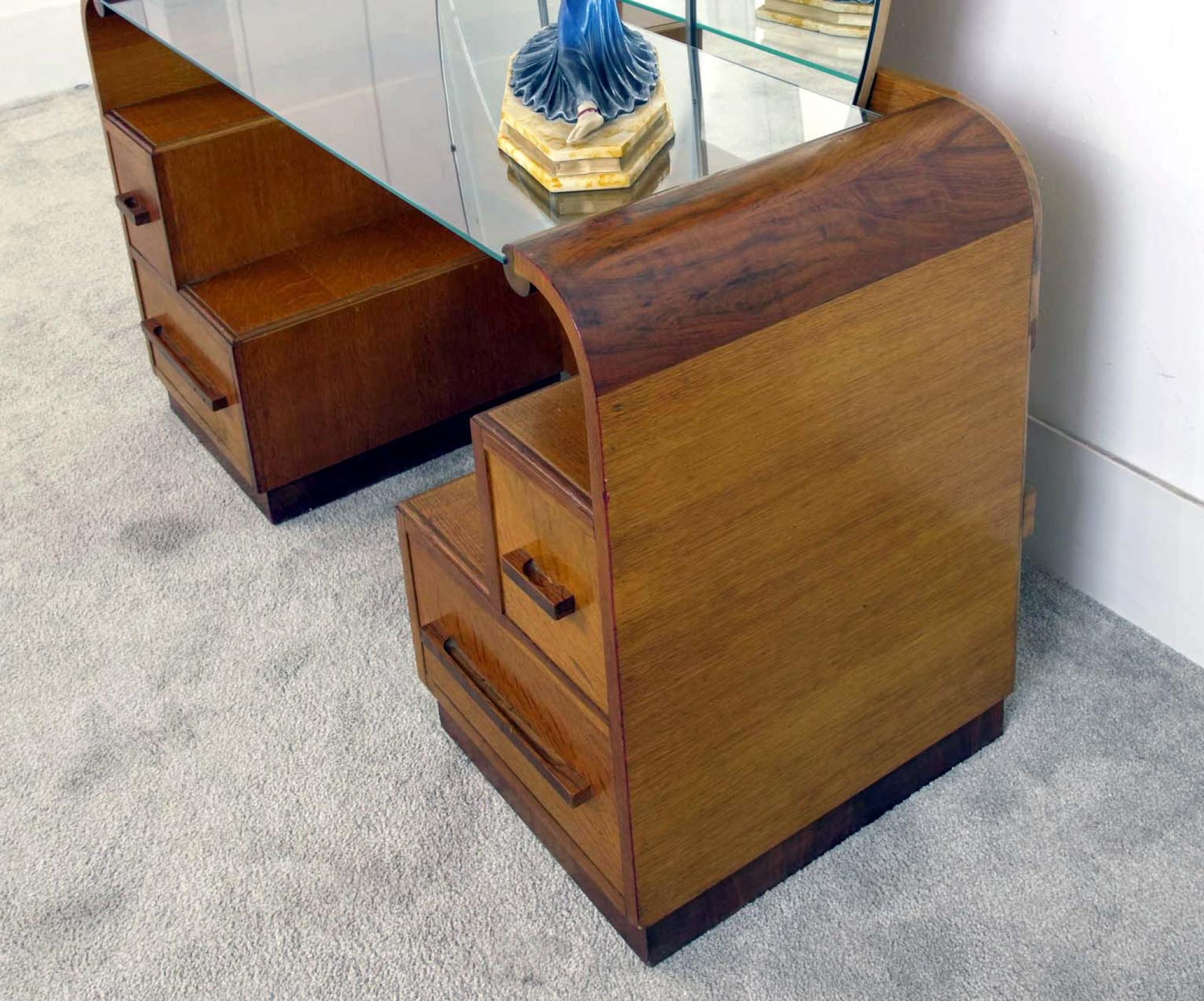 Noyer Art Deco Mirror Dressing Table c.1930 en vente 4